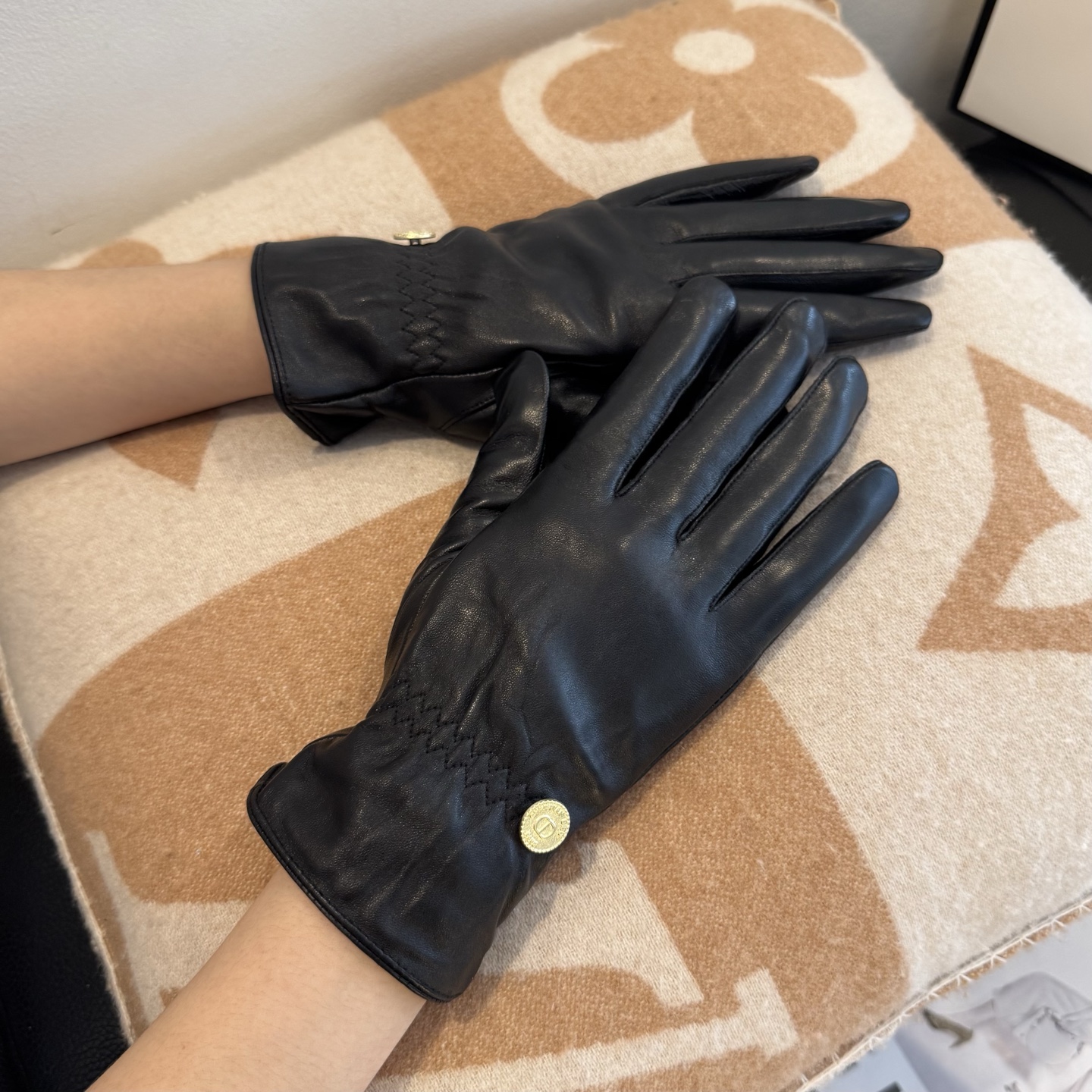 NO:554794,Batch 2025 new exclusive first touch screen gloves Dior Dior [original order quality] official website synchronized with women's new high-end sheepskin gloves, the goddess's first choice. Don't miss it, 100% imported sheepskin, the leather is fine and soft, look for the imported sheepskin, special feel, cashmere lining to keep warm, original custom hardware, top workmanship, no details are spared, authentic version, counter one to one, with box, size M L gloves, gloves, dior, dior, sheepskin, gloves19860909批 2025新款独家首发触屏手套 Dior迪奥【原单品质】官网同步女士新款高档羊皮手套女神首选 不可错过百分百选用进口羊皮 皮质细腻柔软 认准进口羊皮特有手感羊绒内里保暖更佳 原版定制五金顶级做工任何细节都不放过正品开版 专柜一比一 配盒子 码数Ｍ L手套,手套,dior,dior,sheepskin,gloves,accessory