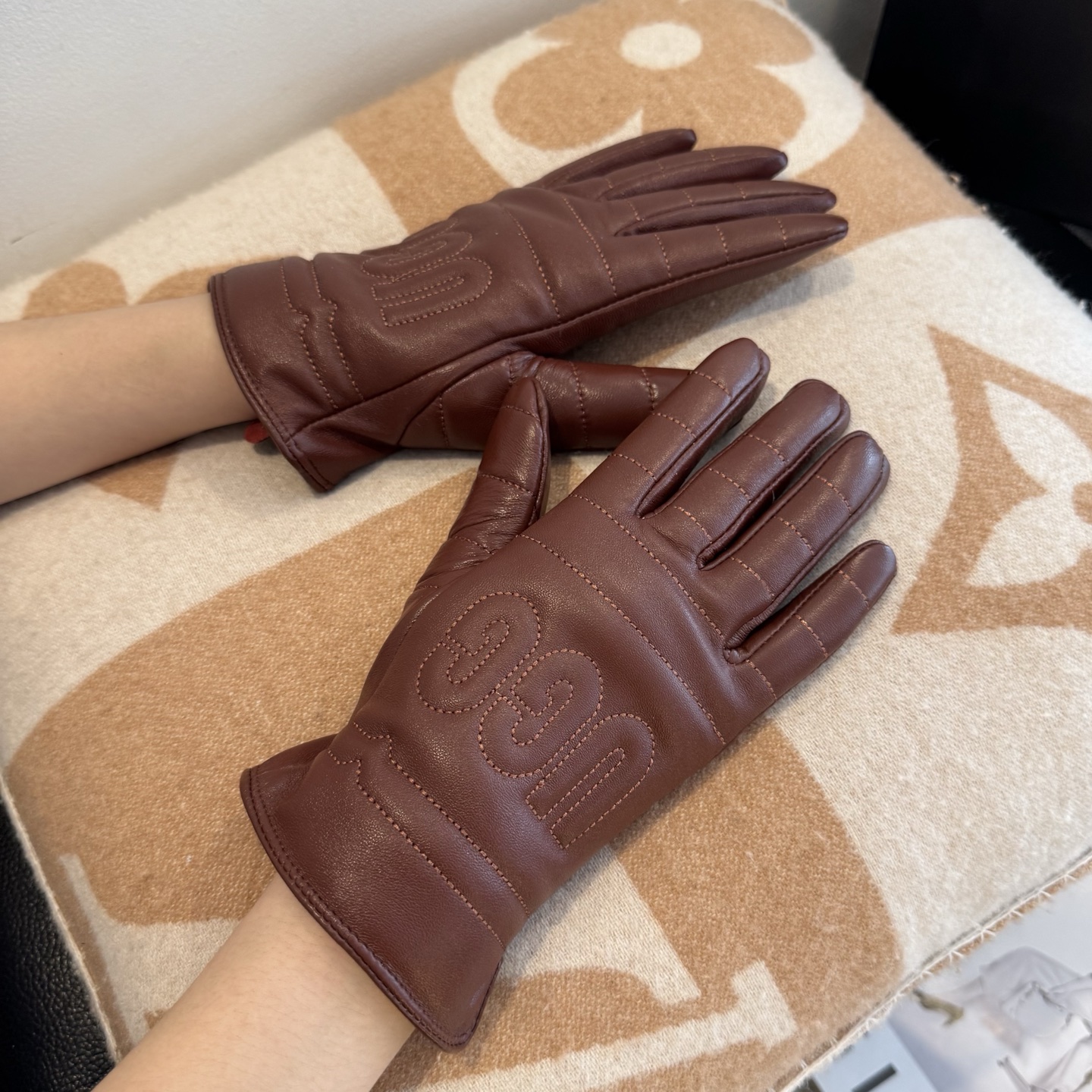 NO:554797,Batch 2025 new exclusive first-release UGG touch screen gloves (original order quality) The official website is synchronized with women's new high-end sheepskin gloves. The goddess's first choice. Don't miss 100% imported sheepskin. The leather is fine and soft. Pay attention to the imported sheepskin's unique feel and cashmere lining to keep warm. The original customized top-notch workmanship does not miss the authentic version in any detail. Counter one to one. Comes with box. Size M L gloves, gloves, sheepskin, gloves.19860909批 2025新款独家首发UGG触屏手套（原单品质】官网同步女士新款高档羊皮手套女神首选 不可错过百分百选用进口羊皮 皮质细腻柔软 认准进口羊皮特有手感羊绒内里保暖更佳 原版定制顶级做工任何细节都不放过正品开版 专柜一比一 配盒子 码数Ｍ L手套,手套,sheepskin,gloves,accessory