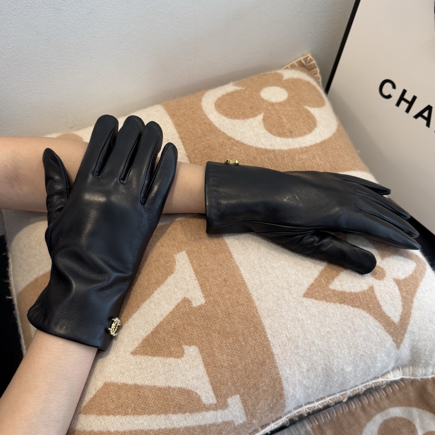 NO:554798,Batch 2025 new exclusive first touch screen gloves Chanel Chanel [original order quality] official website synchronized women's new high-end sheepskin gloves are the first choice of goddesses. Don't miss 100% imported sheepskin. The leather is fine and soft. Look for imported sheepskin with a special feel and cashmere lining for better warmth. The double-C goddess Jimei must have top-notch workmanship. No details are spared. Authentic open version. Counter one to one. Comes with box size M  L gloves, gloves, chanel, chanel, sheepskin, gloves19860909批 2025新款独家首发触屏手套 Chanel香奈儿【原单品质】官网同步女士新款高档羊皮手套女神首选 不可错过百分百选用进口羊皮 皮质细腻柔软 认准进口羊皮特有手感羊绒内里保暖更佳 棱格双C女神集美们必备顶级做工任何细节都不放过正品开版 专柜一比一 配盒子码数Ｍ L手套,手套,chanel,chanel,sheepskin,gloves,accessory
