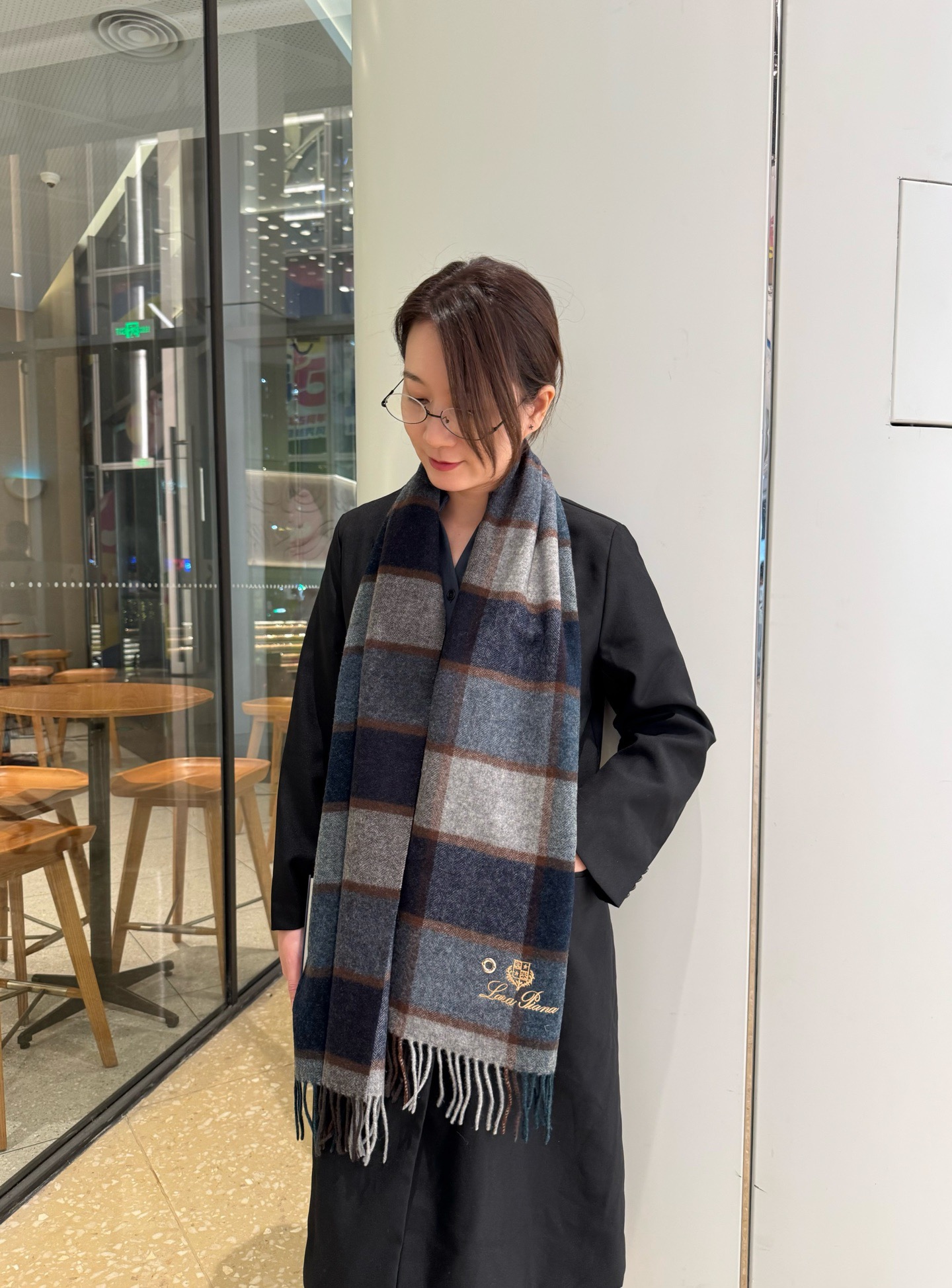 NO:580901,Loro Piana · 诺yo Piana [Family benefits are coming!  !  LP high-end heavy scarf!  】An angry recommendation, excited~!  !  Be sure to get started quickly, we have the same counter, the most high-end couple's model ~ the craftsmanship is difficult, and it is super soft and waxy! Our price is really unbeatable and great value!  Price feedback from my mother ~ I love the fabric, the double-sided cashmere yarn is really clear and clean, and the velvet feel in your hand is really super comfortable!  Very soft, the upper body effect is unparalleled and beautiful. Medium thickness, very close to the neck~ Size specification 30*185cm high version scarf, high version scarf, loro piana, loro piana19860909Loro Piana · 诺悠翩雅【家属福利来了！！LP高端重磅围巾！】怒赞推荐,激动~！！下手绝对要快,同步专柜,最高端的情侣款~工艺难度大,超级无敌软糯!我们这个价格真的无敌超值！亲妈价格回馈~面料大爱,双面的羊绒纱线真的清晰干净,握在手里绒感真的超级无敌舒服！非常柔软,上身效果无敌好看 中等厚度,非常亲脖子的一款~ 尺寸规格30*185cm高版本围巾,高版本围巾,loro piana,loro piana,scarf