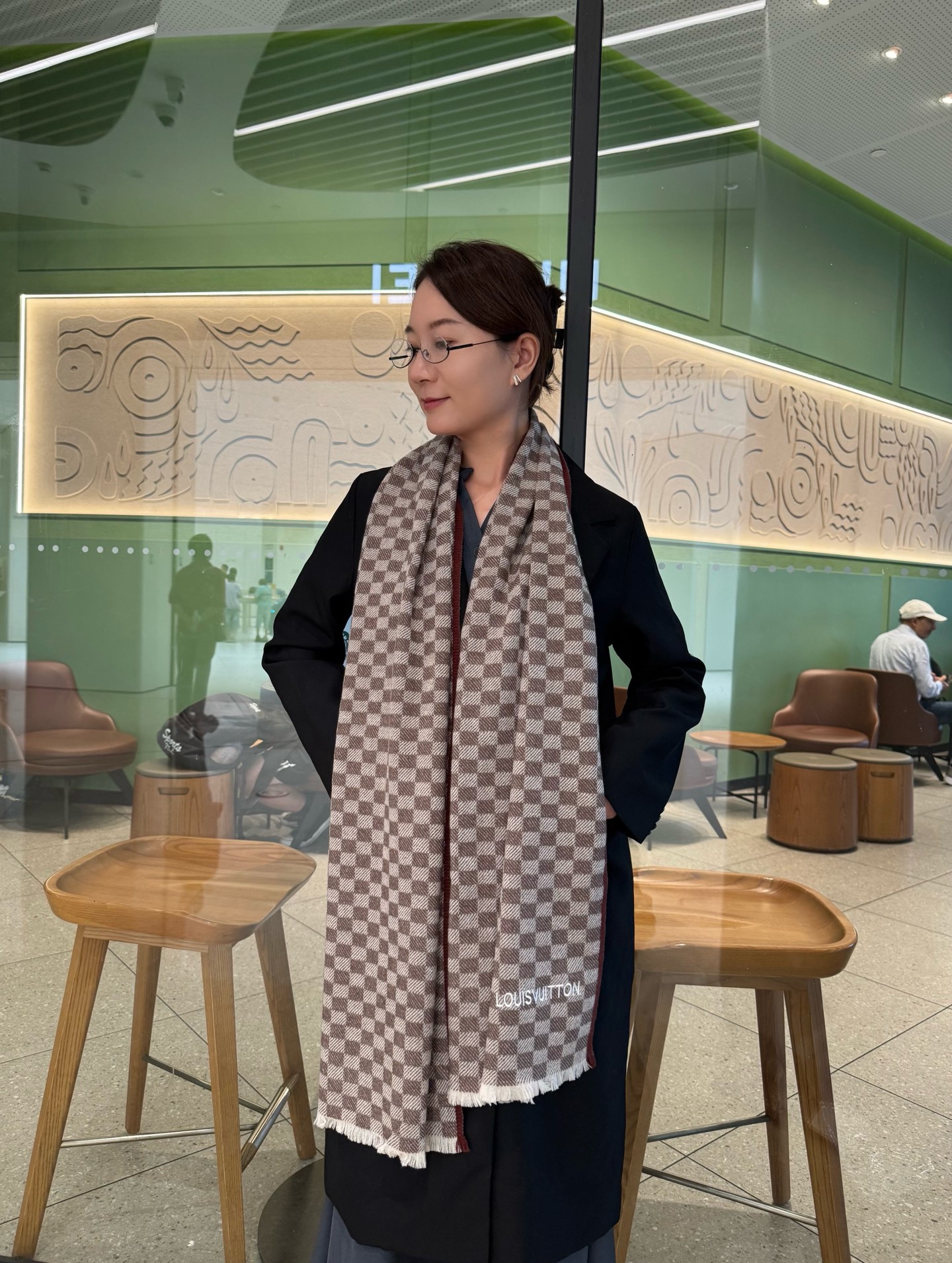 NO:580906,Lv cashmere scarf is a big new release, a hot model, the best hard goods in the channel ~ The last order of the direct supply counter in Italy is very small, the customer-supplied cashmere fabric has a soft and waxy feel, and has been treated with 'trembling' to increase the brightness of the color. It has always been based on the strict selection of the highest quality cashmere. Without comparison, there is no harm. The world's top cashmere makes the scarf extremely luxurious.  It also increases the beauty and functionality. You must keep two of each color. No headaches when matching, no regrets for ten thousand years. What is particularly recommended is that this style is a twill color, carefully selected popular colors, the color is bright and high-end, and the whole family can match any color. 45*200cm, Albas cashmere high version scarf, high version scarf, louis  vuitton19860909Lv羊绒围巾送给重磅上新,爆款爆款,渠道极品硬货～出口意大利直供专柜尾单到手数量极少,客供面料羊绒,手感软糯,经“颤栗”处理,增加了色彩的鲜艳度一直以严格选用最高品质的羊绒为基准,没有对比就没有伤害,世界最顶级羊绒,让围巾奢华到不行,更是增加了美感和功能性,每色必留两条,搭配不头疼,不留后悔一万年,特别值得推荐的是,此款是斜纹色系,精挑细选的流行配色,色彩感鲜明又高级的感觉全家哪个颜色都可以互相搭配45*200cm,阿尔巴斯山羊绒高版本围巾,高版本围巾,louis vuitton,scarf