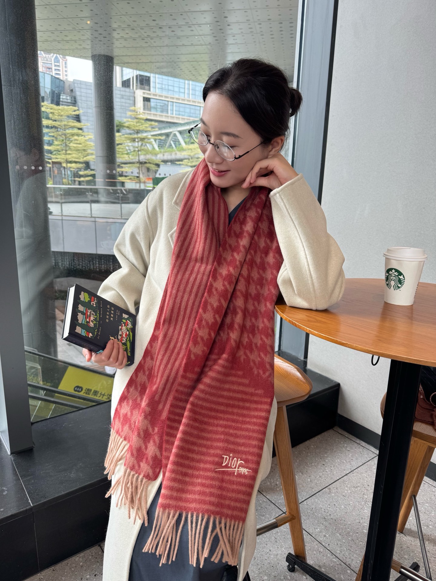 NO:574302,Dior. Dior's double-sided cashmere scarf is crazy good-looking. The houndstooth element is so stylish and charming. It's a very elegant and fashionable autumn and winter item!  I really like it, the feel is really amazing on the upper body and the effect looks great no matter how I wear it!  !  This style is really worth buying with your eyes closed, and it can be easily worn by any age group!  !  !  35*200cm high version scarf, high version scarf, dior, dior19860909Dior.迪奥双面羊绒围巾好看的要疯掉了,千鸟格元素太有型太有魅力了非常斯文时尚的秋冬单品！真的很喜欢,非手感真的绝了上身效果真的随便怎么围都好看！！这种款式真的闭着眼买,任何年龄层都轻松驾驭！！！35*200cm高版本围巾,高版本围巾,dior,dior,scarf