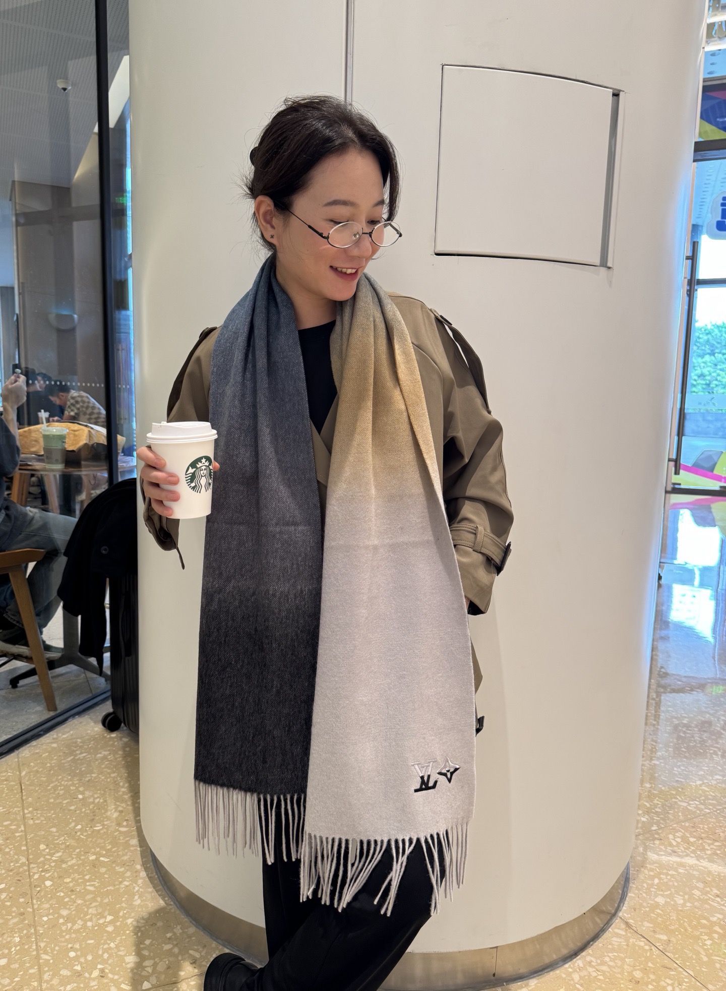 NO:574311,LV gradient cashmere scarf, highly recommended, excited~!  !  Be sure to get started quickly, synchronized counters, the most high-end men's models ~ difficult to craft, super soft and waxy gradient effect scarf!  Our price is really unbeatable!  Price feedback from my mother ~ I love the fabric, the velvet feel is really super comfortable in my hand!  Very soft, the upper body effect is unparalleled and beautiful. Medium thickness, very close to the neck~ Size specification 30*185cm high version scarf, high version scarf, louis vuitton19860909LV渐变羊绒围巾 怒赞推荐,激动~！！下手绝对要快,同步专柜,最高端的男士款~工艺难度大,超级无敌软糯 渐变效果围巾！我们这个价格真的无敌超值！亲妈价格回馈~面料大爱,握在手里绒感真的超级无敌舒服！非常柔软,上身效果无敌好看 中等厚度,非常亲脖子的一款~ 尺寸规格30*185cm高版本围巾,高版本围巾,louis vuitton,scarf