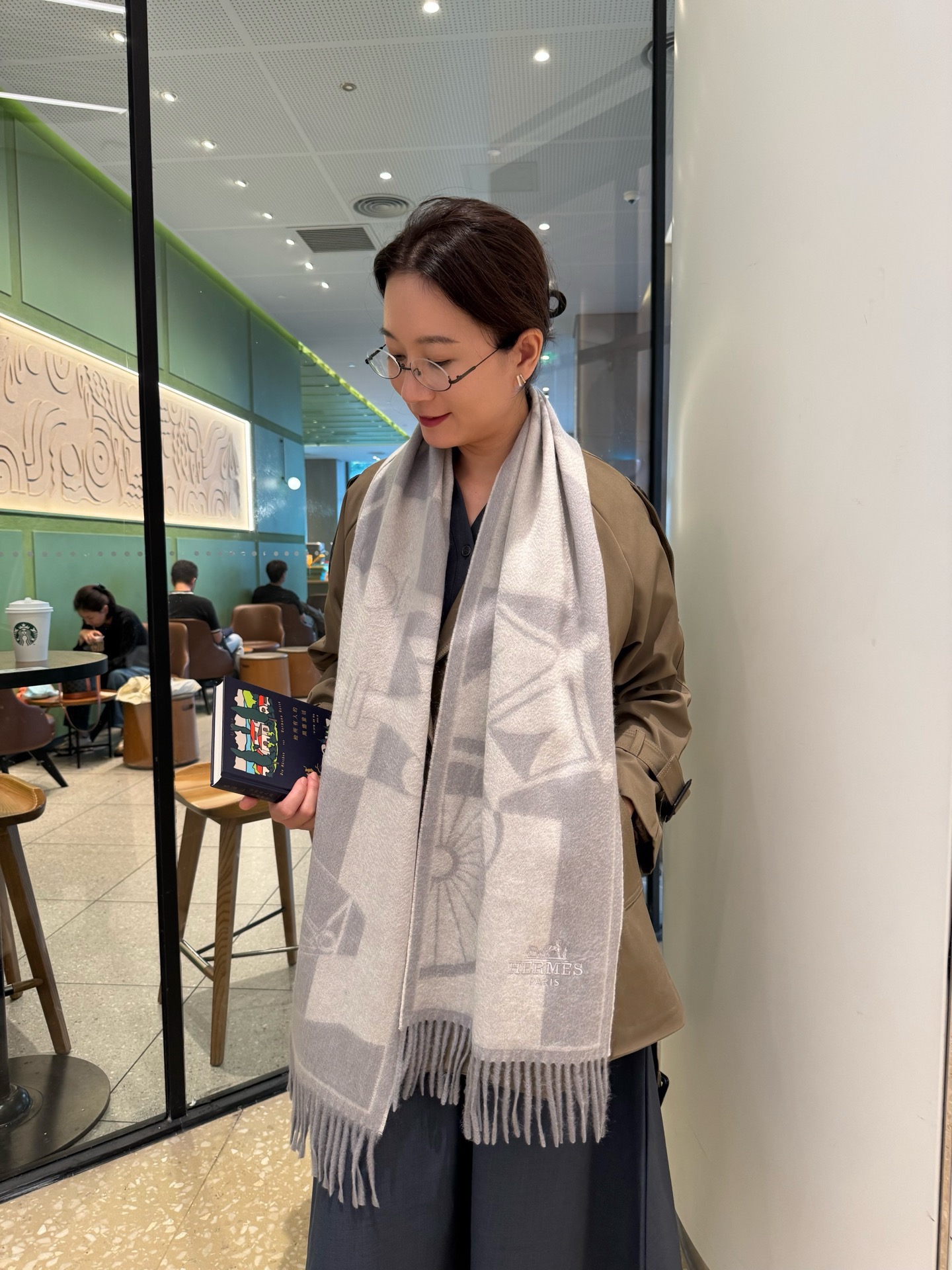 NO:580923,HERMFS [Hermès] Paris Fashion Show cashmere scarf!  Made of Mongolian Plateau fine cashmere!  It feels full of fine fluff!  This price is absolutely 100% affordable!  Exquisite embroidery craftsmanship!  Great for giving as a gift or keeping for yourself!  Absolutely good stuff!  It's a pity to miss such a good thing. Size 180*35 high version scarf, high version scarf, hermes, hermes19860909HERMFS【爱马仕】巴黎时装展羊绒围巾！采用蒙古高原细羊绒！手感满满地都是细腻的绒毛！这个价格绝对百分之百的实惠！精湛绝伦的绣字工艺！送礼自留都不错！绝对好货！这样的好东西错过实在可惜 尺寸180*35高版本围巾,高版本围巾,hermes,hermes,scarf