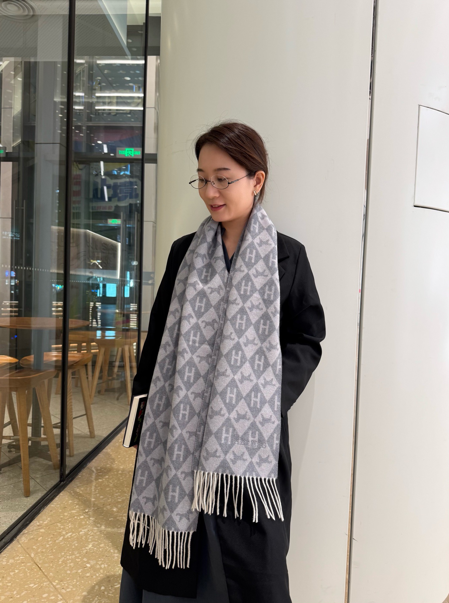 NO:574314,HERMES [Hermès] New cashmere scarf at Paris Fashion Show!  Made of fine cashmere from the Mongolian Plateau!  It feels full of fine fluff!  This price is absolutely 100% affordable!  Exquisite jacquard embroidery craftsmanship!  Great for giving as a gift or keeping for yourself!  Absolutely good stuff!  Size 180*32 high version scarf, high version scarf, hermes, hermes19860909HERMES【爱马仕】巴黎时装展新款羊绒围巾！采用蒙古高原细羊绒！手感满满地都是细腻的绒毛！这个价格绝对百分之百的实惠！精湛绝伦的提花刺绣工艺！送礼自留都不错！绝对好货！尺寸180*32高版本围巾,高版本围巾,hermes,hermes,scarf