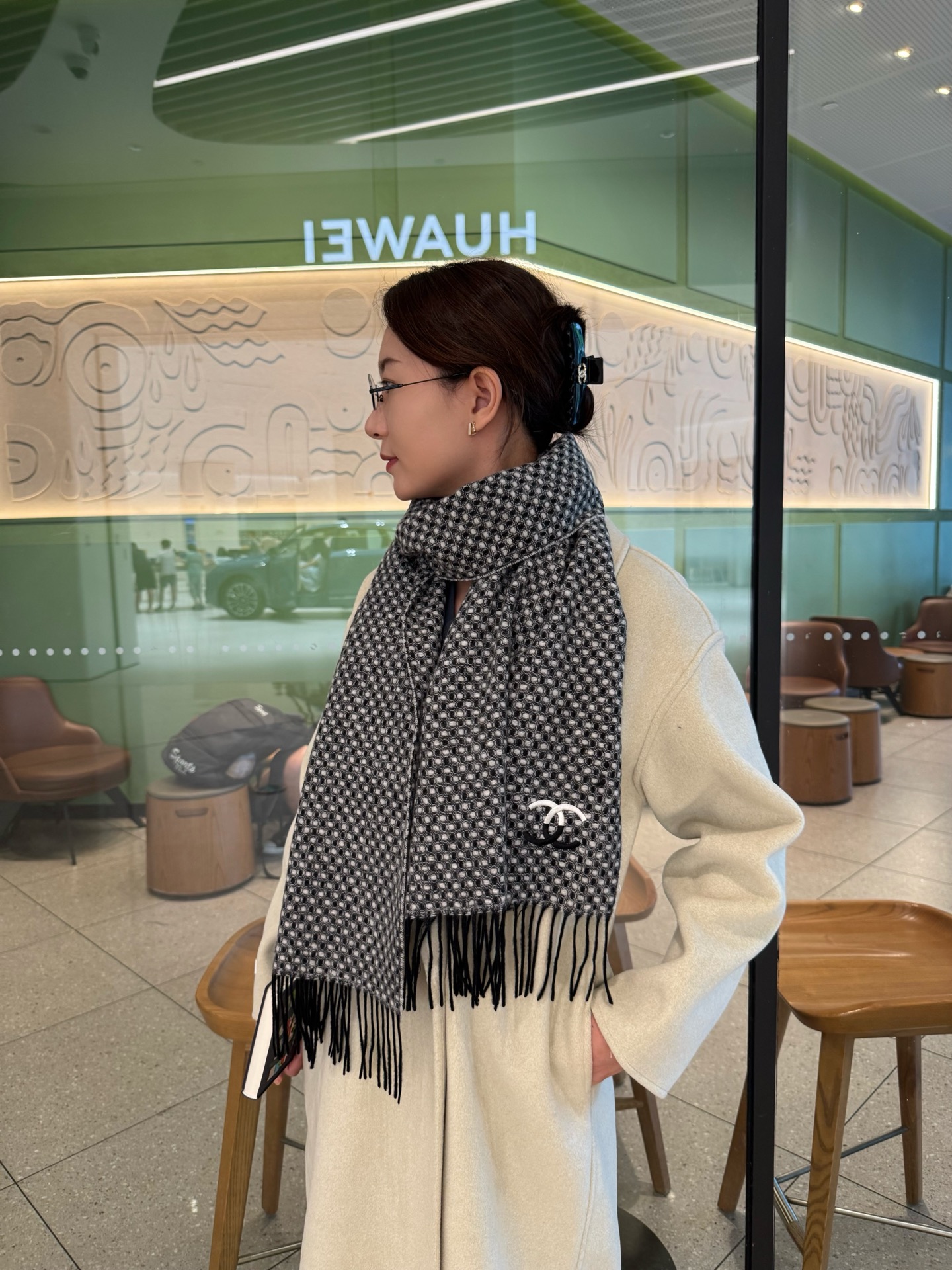 NO:580926,CHANEL · Chanel likes good-looking, high-quality products that everyone can buy. The celebrity items are full of temperament no matter how they are matched. The top-quality cashmere scarves are soft and delicate to the touch. In short, both the fabrics and the craftsmanship are very high-end at first glance!  You must know that this type of goods is only produced in small quantities, and this batch of orders is also monitored very strictly. The quantity that comes out is very small, some are fast, some are slow, no size 35*180cm cashmere high version scarf, high version scarf, chanel, chanel19860909CHANEL·香奈儿 喜欢有颜值,高质量的亲可入手,名媛单品,无论怎么搭配都是满满的气质感,极品羊绒围巾,手感柔软细腻炒鸡无敌,总之无论是面料还是工艺都是那种一看就很高级的感觉！要知道这类货也只有少量生产,这批订单也是监控超级严格流出来的数量极少手快有手慢无size35*180cm羊绒高版本围巾,高版本围巾,chanel,chanel,scarf