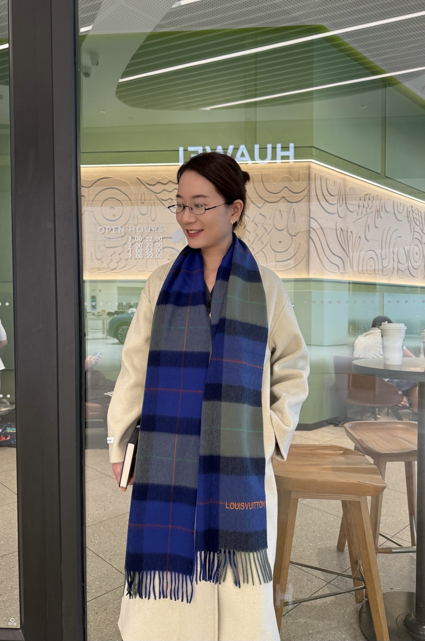 NO:574317,The quality of LV cashmere scarves is so good that it is a high-end product that screams quality. It is a top design model from a fashion brand. The classic plaid combination is the highlight of this style. It is a must-have high-end boutique for men and women in autumn and winter. It is currently a super hot item in counters at home and abroad. It is definitely a high-end boutique that is cheap. Size 30*180cm high version scarf, high version scarf, louis vuitton19860909LV 羊绒围巾品质手感好到不行高尖端产物绝对令人尖叫的品质时尚大牌的顶尖设计款..经典格子搭配是此款令人尖叫的亮点男女秋冬必备的高端精品..目前海内外专柜都超级爆款绝对是手慢无的高端精品 尺寸30*180cm高版本围巾,高版本围巾,louis vuitton,scarf