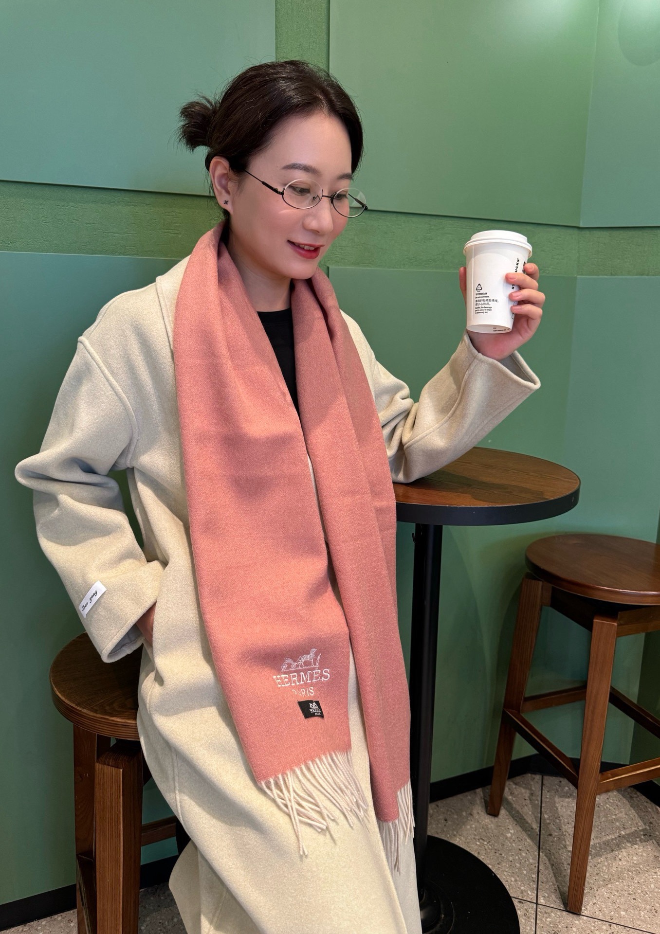 NO:580929,Hermes · Hermès highly recommends. The wool material is very warm, soft and skin-friendly, does not tie the neck, classic double-sided design, one scarf, two styles for boys and girls, size 35*180cm is full of love for high version scarf, high version scarf, hermes, hermes19860909Hermes · 爱马仕重磅推荐 羊毛材质非常保暖 柔软亲肤,不扎脖经典双面设计,一条围巾两种风格男孩女孩通用,size35*180cm满满的爱高版本围巾,高版本围巾,hermes,hermes,scarf