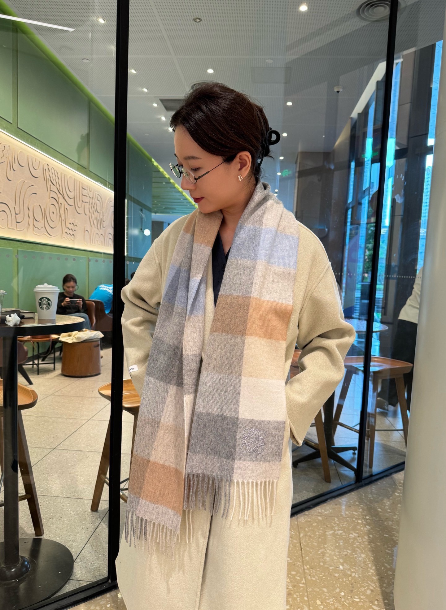 NO:580776,Loewe ·  Loewe's rare and gentle color matching, low-key yet elegant] Highly recommend the double-sided color matching, a scarf with two styles, high-end, comfortable and fashionable temperament, a niche name, but full of big-name style, super Amway loewe this soft color that touches the heart  Beautiful scarf, extremely simple color with eye-catching color-changing logo, the finishing touch without losing the beauty, the pursuit of successful people, the color is absolute, a bit unique and fairy-like, the absolute choice for couples, the color is elegant, not enchanting, specifications 30x  180cm high version scarf, high version scarf, loewe, loewe19860909Loewe · 罗意威难得一见的温柔配色,低调又不失优雅】重点推荐双面配色,一条围巾两种风格搭配,高级舒适时髦气质,名小众,却大牌范十足,超级安利loewe这款触动内心的柔美围巾,极其简单的颜色搭配抢眼的变色logo,点睛之笔确又不失美感,成功人士的追求,色彩绝对,有点独有的仙气,绝对的情侣款不二之选,颜色淡雅,不妖娆规格30x 180cm高版本围巾,高版本围巾,loewe,loewe,scarf