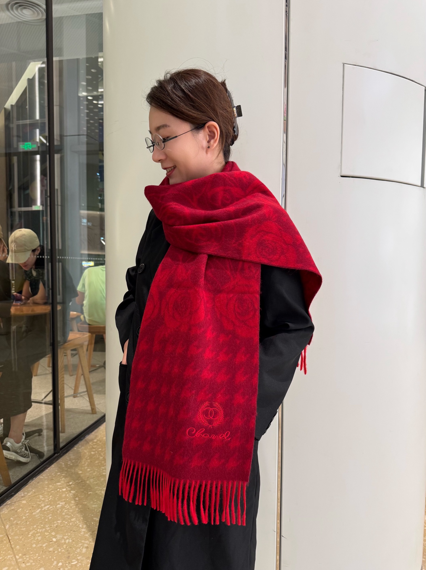 NO:580785,CHANEL · Chanel likes good-looking, high-quality products that everyone can buy. It is a celebrity item, no matter how it is paired with it, it is full of temperament. The top-quality cashmere water ripple scarf, the ingredients support testing, the hand is soft and delicate, and the fried chicken is invincible. In short, both the fabric and the craftsmanship are the kind of high-end feeling at first glance!  You must know that this type of goods is only produced in small quantities, and this batch of orders is also monitored very strictly. The quantity that comes out is very small, some are fast, some are slow, no size 30*180cm cashmere high version scarf, high version scarf, chanel, chanel19860909CHANEL·香奈儿 喜欢有颜值,高质量的亲可入手,名媛单品,无论怎么搭配都是满满的气质感,极品山羊绒水波纹小围巾,成份支持检测手感柔软细腻炒鸡无敌,总之无论是面料还是工艺都是那种一看就很高级的感觉！要知道这类货也只有少量生产,这批订单也是监控超级严格流出来的数量极少手快有手慢无size30*180cm羊绒高版本围巾,高版本围巾,chanel,chanel,scarf