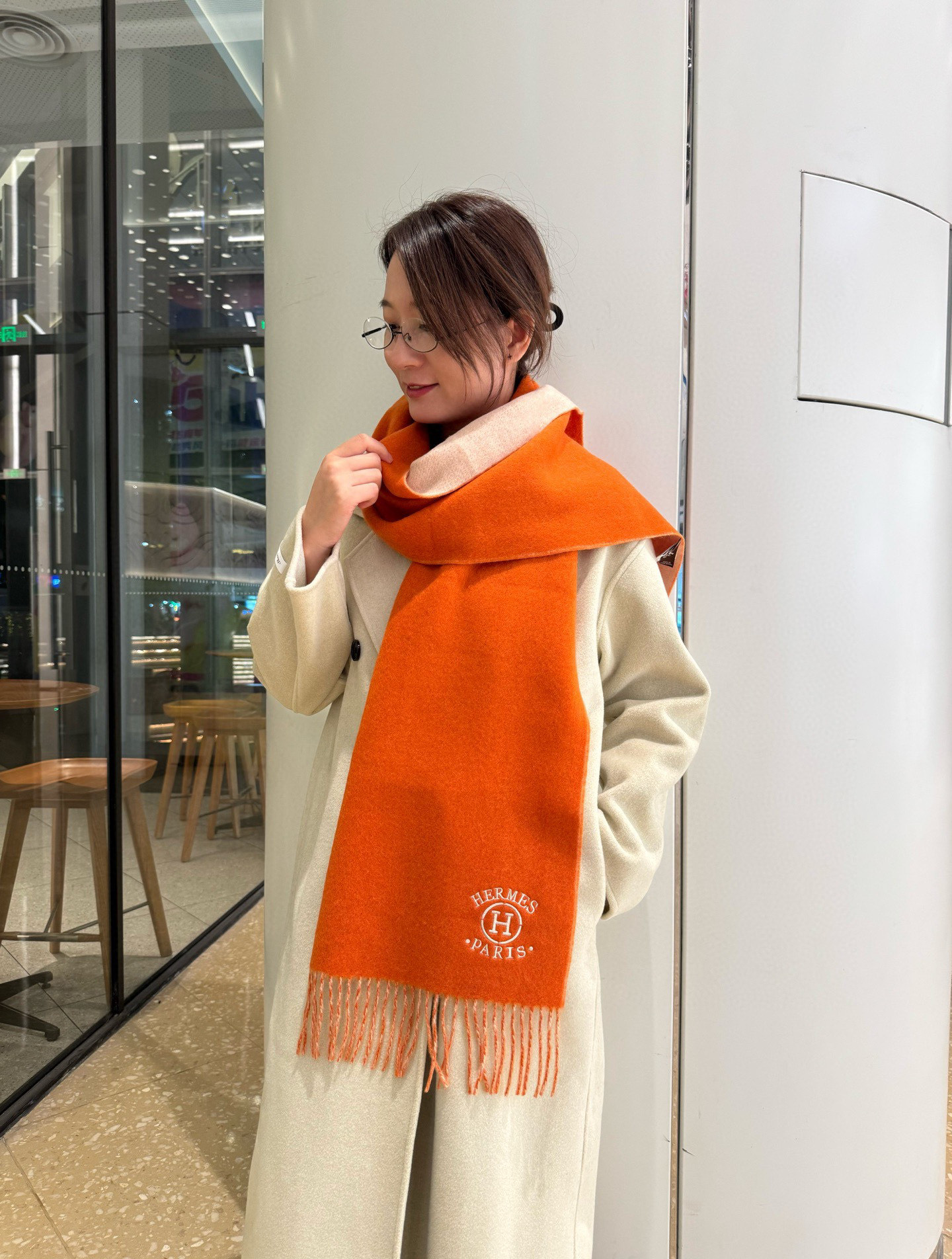 NO:581085,Hermès has a rare gentle color matching, low-key yet elegant. Highly recommend the double-sided color matching of cashmere, a scarf with two styles, high-end, comfortable and fashionable temperament, niche, but full of big-name style. Super Amway Hermès is a soft scarf that touches the heart, with exquisite embroidery logo, the finishing touch is indeed beautiful, the color is absolute, a little unique fairy spirit, the absolute choice for couples, the color is elegant, not enchanting, specifications 35x  180cm high version scarf, high version scarf, hermes19860909爱马仕难得一见的温柔配色,低调又不失优雅 重点推荐羊绒双面配色,一条围巾两种风格搭配,高级舒适时髦气质,名小众,却大牌范十足,超级安利爱马仕这款触动内心的柔美围巾,搭配精致刺绣logo,点睛之笔确又不失美感,色彩绝对,有点独有的仙气,绝对的情侣款不二之选,颜色淡雅,不妖娆规格35x 180cm高版本围巾,高版本围巾,hermes,scarf