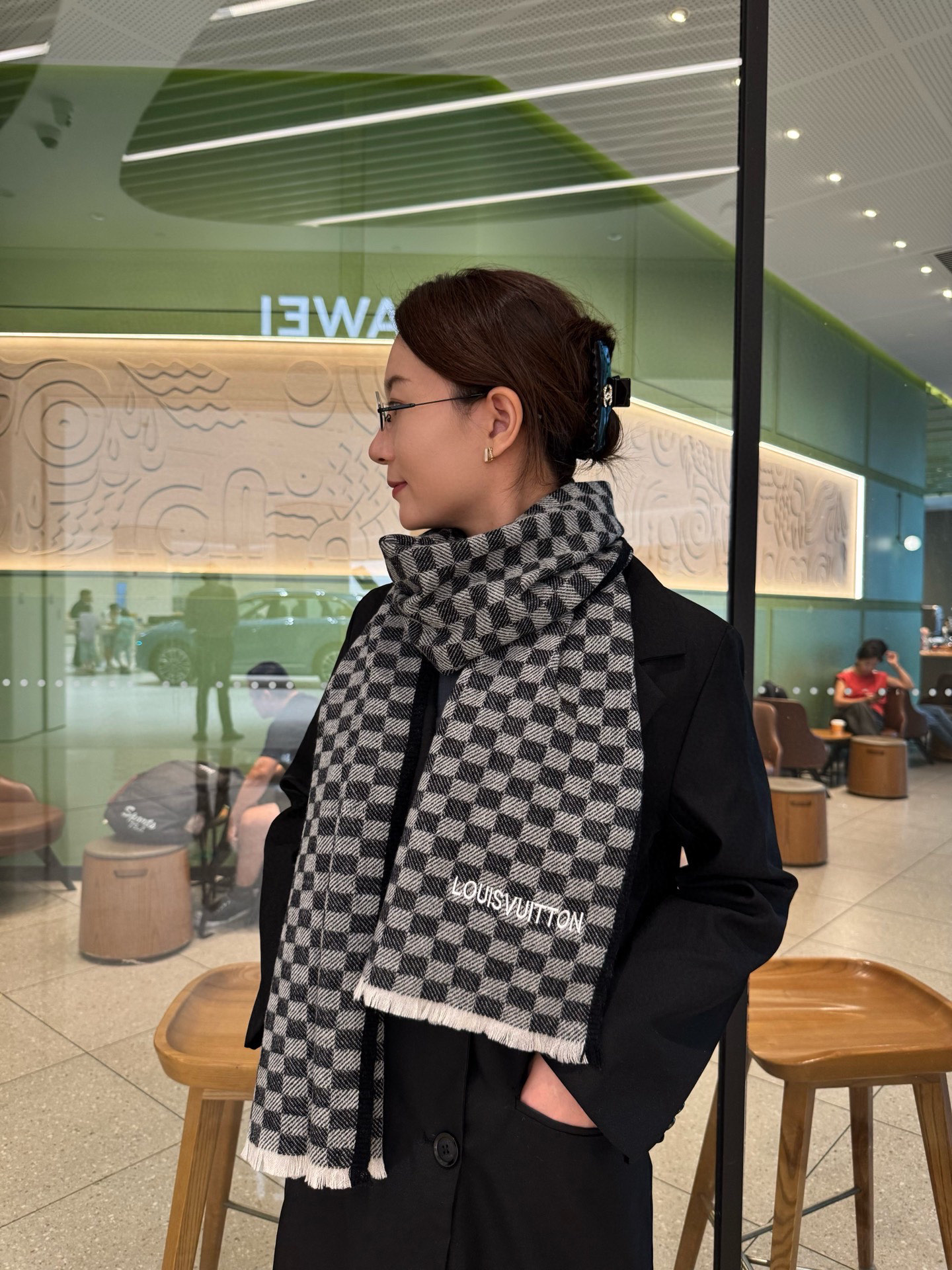 NO:581098,Lv cashmere scarf is a big new release, a hot model, the best hard goods in the channel ~ The last order of the direct supply counter in Italy is very small, the customer-supplied cashmere fabric has a soft and waxy feel, and has been treated with 'trembling' to increase the brightness of the color. It has always been based on the strict selection of the highest quality cashmere. Without comparison, there is no harm. The world's top cashmere makes the scarf extremely luxurious.  It also increases the beauty and functionality. You must keep two of each color. No headaches when matching, no regrets for ten thousand years. What is particularly recommended is that this style is a twill color, carefully selected popular colors, the color is bright and high-end, and the whole family can match any color. 45*200cm, Albas cashmere high version scarf, high version scarf, louis  vuitton19860909Lv羊绒围巾送给重磅上新,爆款爆款,渠道极品硬货～出口意大利直供专柜尾单到手数量极少,客供面料羊绒,手感软糯,经“颤栗”处理,增加了色彩的鲜艳度一直以严格选用最高品质的羊绒为基准,没有对比就没有伤害,世界最顶级羊绒,让围巾奢华到不行,更是增加了美感和功能性,每色必留两条,搭配不头疼,不留后悔一万年,特别值得推荐的是,此款是斜纹色系,精挑细选的流行配色,色彩感鲜明又高级的感觉全家哪个颜色都可以互相搭配45*200cm,阿尔巴斯山羊绒高版本围巾,高版本围巾,louis vuitton,scarf