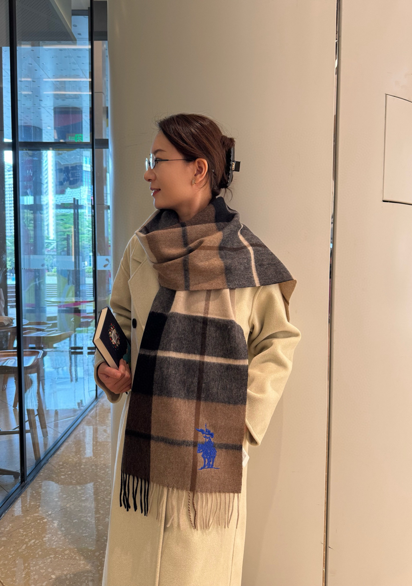 NO:581102,BURBERRY. Burberry cashmere scarf for couples. If you like the good-looking, high-quality ones, you can buy them. The soft and delicate feel is invincible. In short, both the fabric and the craftsmanship are very high-end at first glance!  You must know that this type of goods is only produced in small quantities, and this batch of orders is also monitored very strictly. The quantity that comes out is very small, some are fast, some are slow, no size 30*180cm cashmere high version scarf, high version scarf, burberry, burberry19860909BURBERRY.巴宝莉羊绒围巾 情侣款 喜欢有颜值,高质量的亲可入手,手感柔软细腻炒鸡无敌,总之无论是面料还是工艺都是那种一看就很高级的感觉！要知道这类货也只有少量生产,这批订单也是监控超级严格流出来的数量极少手快有手慢无size30*180cm羊绒高版本围巾,高版本围巾,burberry,burberry,scarf