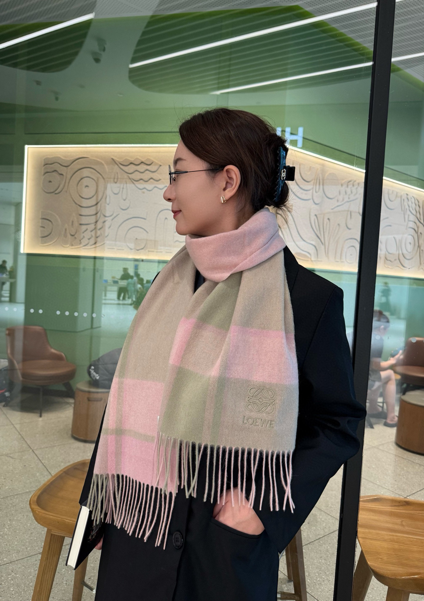 NO:581104,Loewe · Loewe's rare soft color cashmere scarf, low-key yet elegant. High-end, comfortable and fashionable temperament is highly recommended. It is a niche but full of big-name style. Super Amway. Loewe's soft scarf that touches the heart, with exquisite embroidery logo, is the finishing touch without losing the beauty. The color is absolute, a bit unique and fairy-like. The color is elegant and not enchanting. Specifications: 35x  180cm high version scarf, high version scarf, loewe, loewe19860909Loewe · 罗意威难得一见的温柔配色羊绒围巾,低调又不失优雅 重点推荐高级舒适时髦气质,名小众,却大牌范十足,超级安利loewe这款触动内心的柔美围巾,搭配精致刺绣logo,点睛之笔确又不失美感,色彩绝对,有点独有的仙气,颜色淡雅,不妖娆规格35x 180cm高版本围巾,高版本围巾,loewe,loewe,scarf