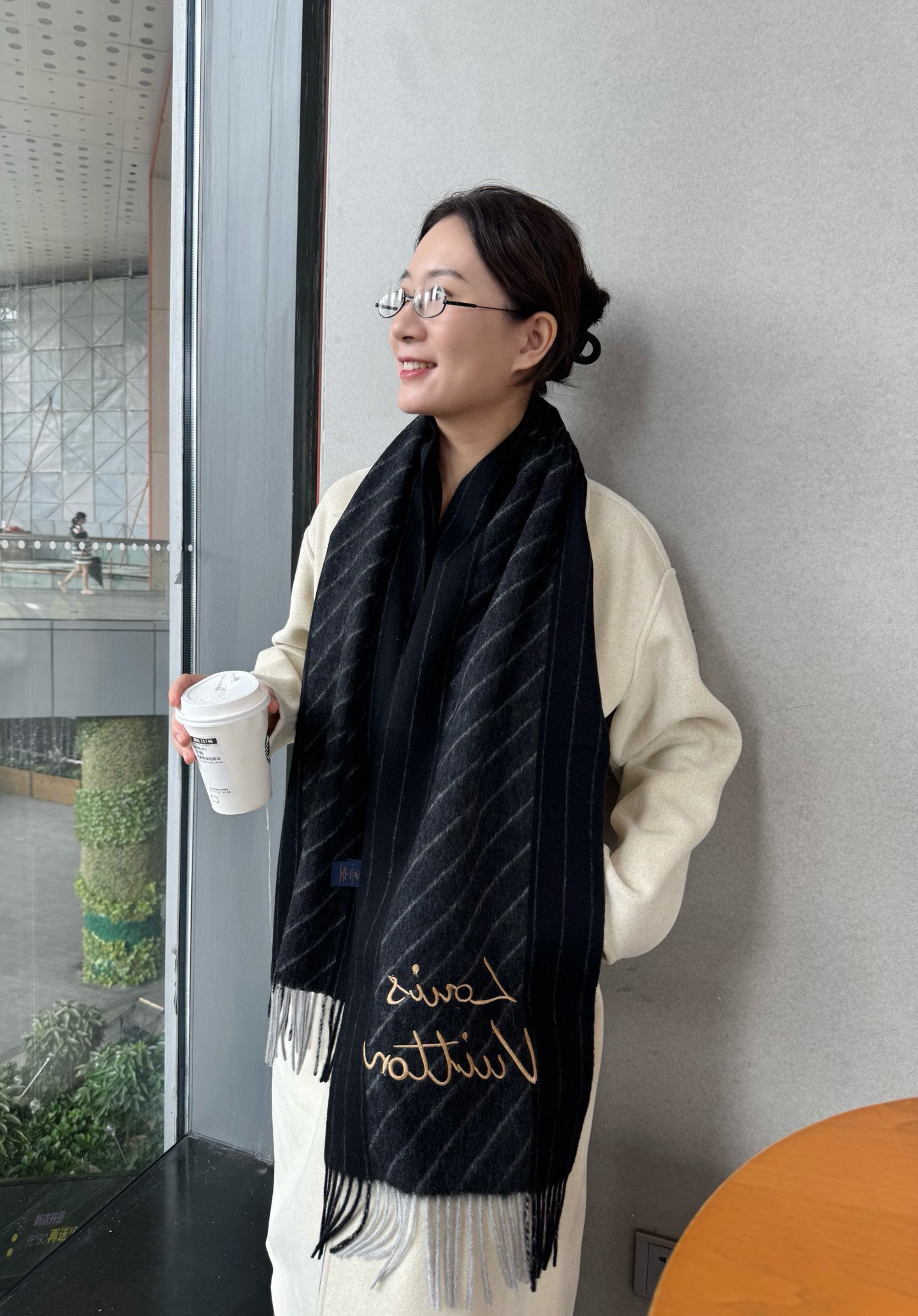 NO:581108,Lv cashmere scarf is a big new release, a hot model, the best hard goods in the channel ~ The last order of the direct supply counter in Italy is very small, the customer-supplied cashmere fabric has a soft and waxy feel, and has been treated with 'trembling' to increase the brightness of the color. It has always been based on the strict selection of the highest quality cashmere. Without comparison, there is no harm. The world's top cashmere makes the scarf extremely luxurious.  It also increases the beauty and functionality. You must keep two of each color. No headaches when matching, no regrets for ten thousand years. What is particularly recommended is that this style is a twill color, carefully selected popular colors, the color is bright and high-end, and the whole family can match any color. 45*200cm, Albas cashmere high version scarf, high version scarf, louis  vuitton19860909Lv羊绒围巾送给重磅上新,爆款爆款,渠道极品硬货～出口意大利直供专柜尾单到手数量极少,客供面料羊绒,手感软糯,经“颤栗”处理,增加了色彩的鲜艳度一直以严格选用最高品质的羊绒为基准,没有对比就没有伤害,世界最顶级羊绒,让围巾奢华到不行,更是增加了美感和功能性,每色必留两条,搭配不头疼,不留后悔一万年,特别值得推荐的是,此款是斜纹色系,精挑细选的流行配色,色彩感鲜明又高级的感觉全家哪个颜色都可以互相搭配45*200cm,阿尔巴斯山羊绒高版本围巾,高版本围巾,louis vuitton,scarf