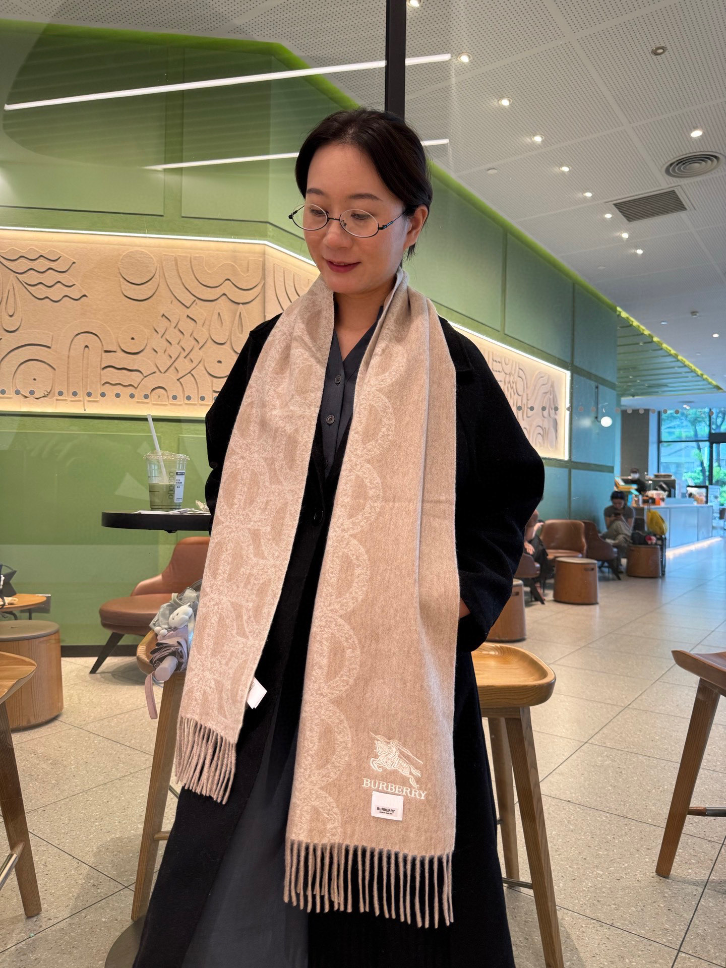 NO:574400,Burberry · Burberry's double-sided scarf is so beautiful that it's so stylish and charming. It's a very elegant and fashionable autumn and winter item!  I really like it. It's made of lambswool. It feels great on the upper body and looks great no matter how you wear it!  !  This style is really worth buying with your eyes closed, and it can be easily worn by any age group!  !  !  30*200cm high version scarf, high version scarf, burberry, burberry19860909Burberry · 巴宝莉双面围巾好看的要疯掉了,太有型太有魅力了非常斯文时尚的秋冬单品！真的很喜欢,羔绒,手感真的绝了上身效果真的随便怎么围都好看！！这种款式真的闭着眼买,任何年龄层都轻松驾驭！！！30*200cm高版本围巾,高版本围巾,burberry,burberry,scarf