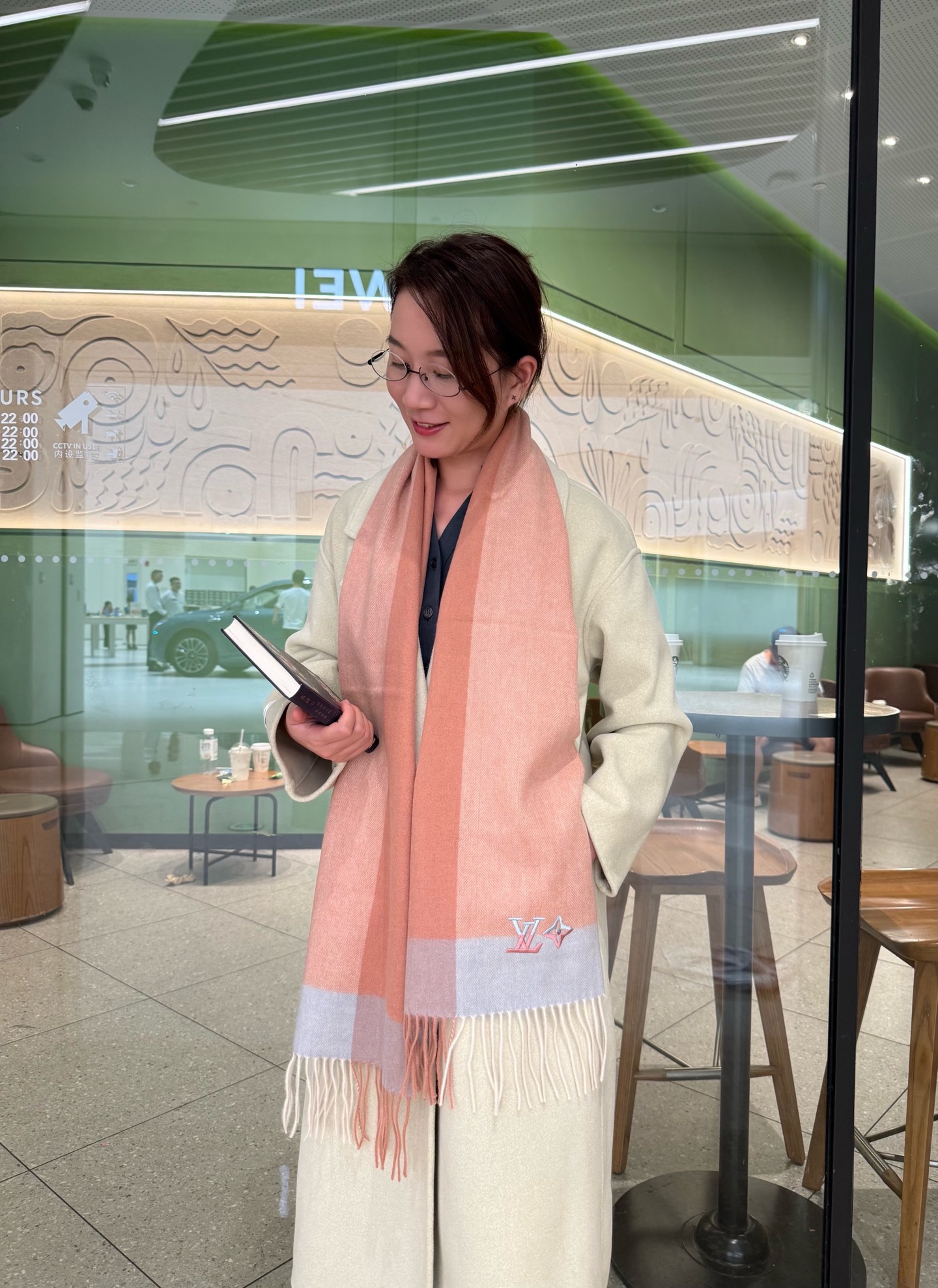 NO:581103,LV cashmere scarf, the color-blocked logo is so pretty, it’s so stylish and charming, a very elegant and fashionable autumn and winter item!  I really like it, the very classic couple design feels really great on the upper body and looks great no matter how you wear it!  !  This style is really worth buying with your eyes closed, and it can be easily worn by any age group!  !  !  30*200cm high version scarf, high version scarf, louis vuitton19860909Lv羊绒围巾,拼色logo好看的要疯掉了,太有型太有魅力了非常斯文时尚的秋冬单品！真的很喜欢,非常Classical的情侣设计手感真的绝了上身效果真的随便怎么围都好看！！这种款式真的闭着眼买,任何年龄层都轻松驾驭！！！30*200cm高版本围巾,高版本围巾,louis vuitton,scarf