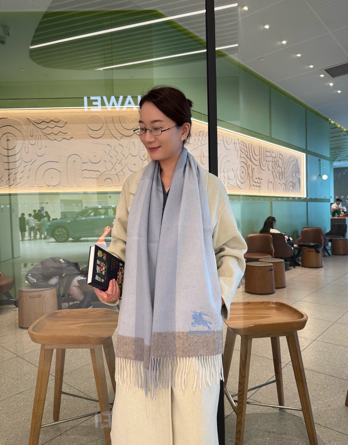 NO:581445,Burberry · Burberry cashmere scarf is crazy beautiful, so stylish and charming, a very elegant and fashionable autumn and winter item!  I really like it, the very classic couple design feels really great on the upper body and looks great no matter how you wear it!  !  This style is really worth buying with your eyes closed, and it can be easily worn by any age group!  !  !  30*200cm high version scarf, high version scarf, burberry, burberry19860909Burberry · 巴宝莉羊绒围巾好看的要疯掉了,太有型太有魅力了非常斯文时尚的秋冬单品！真的很喜欢,非常Classical的情侣设计手感真的绝了上身效果真的随便怎么围都好看！！这种款式真的闭着眼买,任何年龄层都轻松驾驭！！！30*200cm高版本围巾,高版本围巾,burberry,burberry,scarf