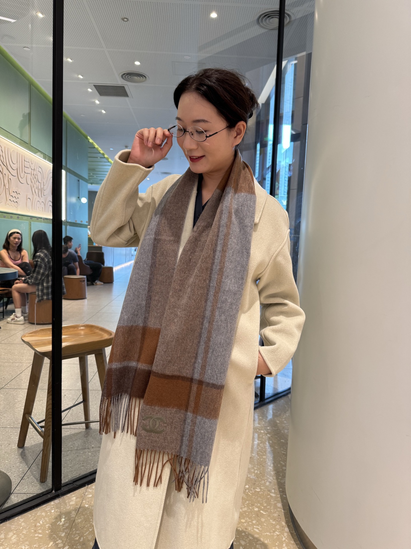 NO:581447,chanel. Chanel's double-sided scarf is so beautiful that it's so stylish and charming. It's a very elegant and fashionable autumn and winter item!  I really like it. It’s a very classic men’s design made of lambskin. It feels really great on the upper body and looks good on any waist!  !  This style is really worth buying with your eyes closed, and it can be easily worn by any age group!  !  !  30*200cm high version scarf, high version scarf, chanel, chanel19860909chanel.香奈儿双面围巾好看的要疯掉了,太有型太有魅力了非常斯文时尚的秋冬单品！真的很喜欢,非常Classical的男款设计羔绒,手感真的绝了上身效果真的随便怎么围都好看！！这种款式真的闭着眼买,任何年龄层都轻松驾驭！！！30*200cm高版本围巾,高版本围巾,chanel,chanel,scarf