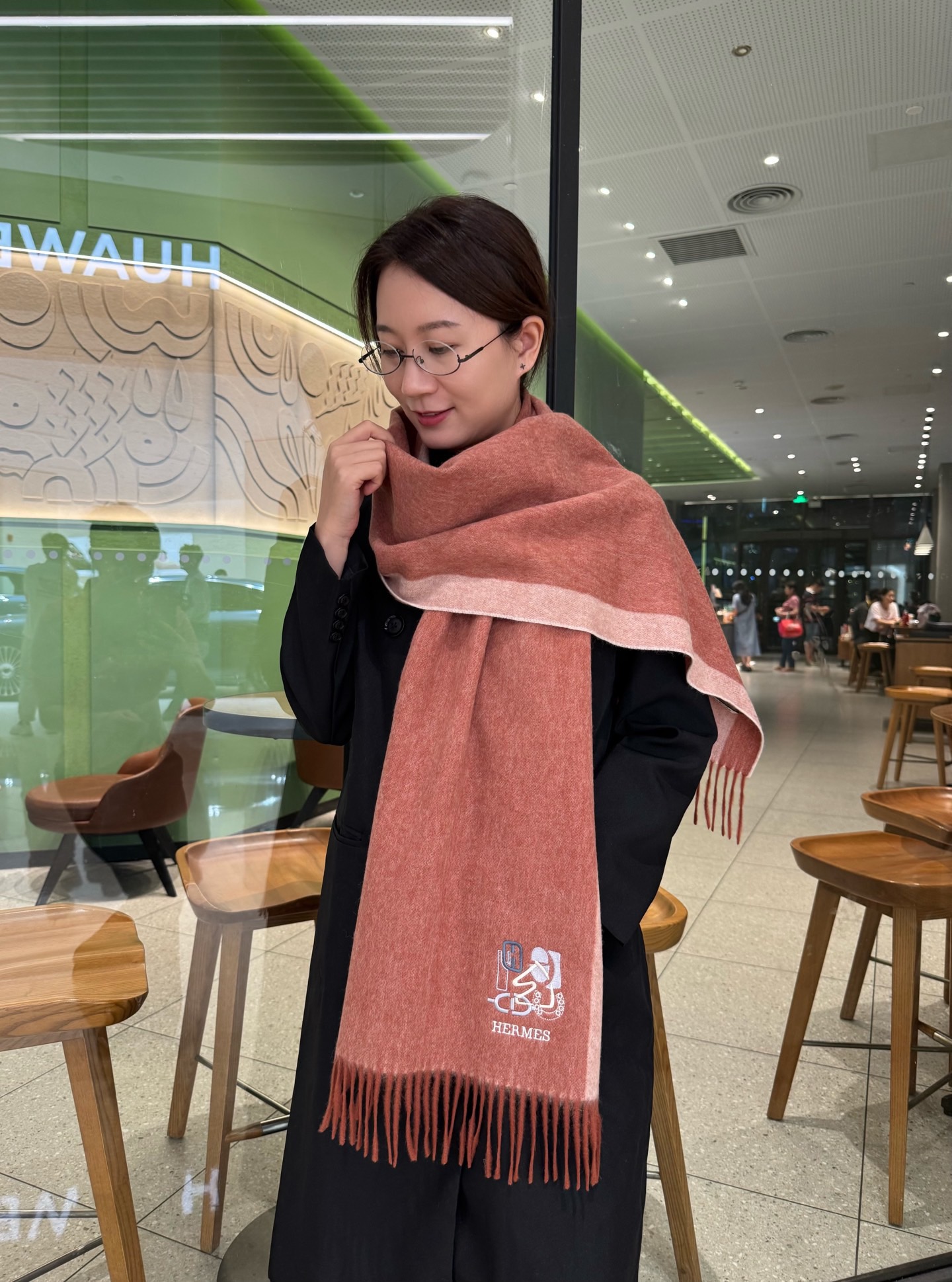 NO:581451,Year Hermes ·  Hermès, a rare gentle color matching, low-key yet elegant] Highly recommend the bilateral color matching, a scarf with two styles, high-end, comfortable and fashionable temperament, full of big-name style, Super Amway Big H, this soft scarf that touches the heart, extremely simple color with low-key H embroidered logo, the finishing touch without losing the beauty, the pursuit of successful people, the color is absolute, a bit unique fairy spirit, the absolute choice for couples, the color is elegant, not enchanting Specifications 35x  190cm high version scarf, high version scarf, hermes, hermes19860909年Hermes · 爱马仕,难得一见的温柔配色,低调又不失优雅】重点推荐双边配色,一条围巾两种风格搭配,高级舒适时髦气质,大牌范十足,超级安利大H这款触动内心的柔美围巾,极其简单的颜色搭配低调的H刺绣logo,点睛之笔确又不失美感,成功人士的追求,色彩绝对,有点独有的仙气,绝对的情侣款不二之选,颜色淡雅,不妖娆规格35x 190cm高版本围巾,高版本围巾,hermes,hermes,scarf