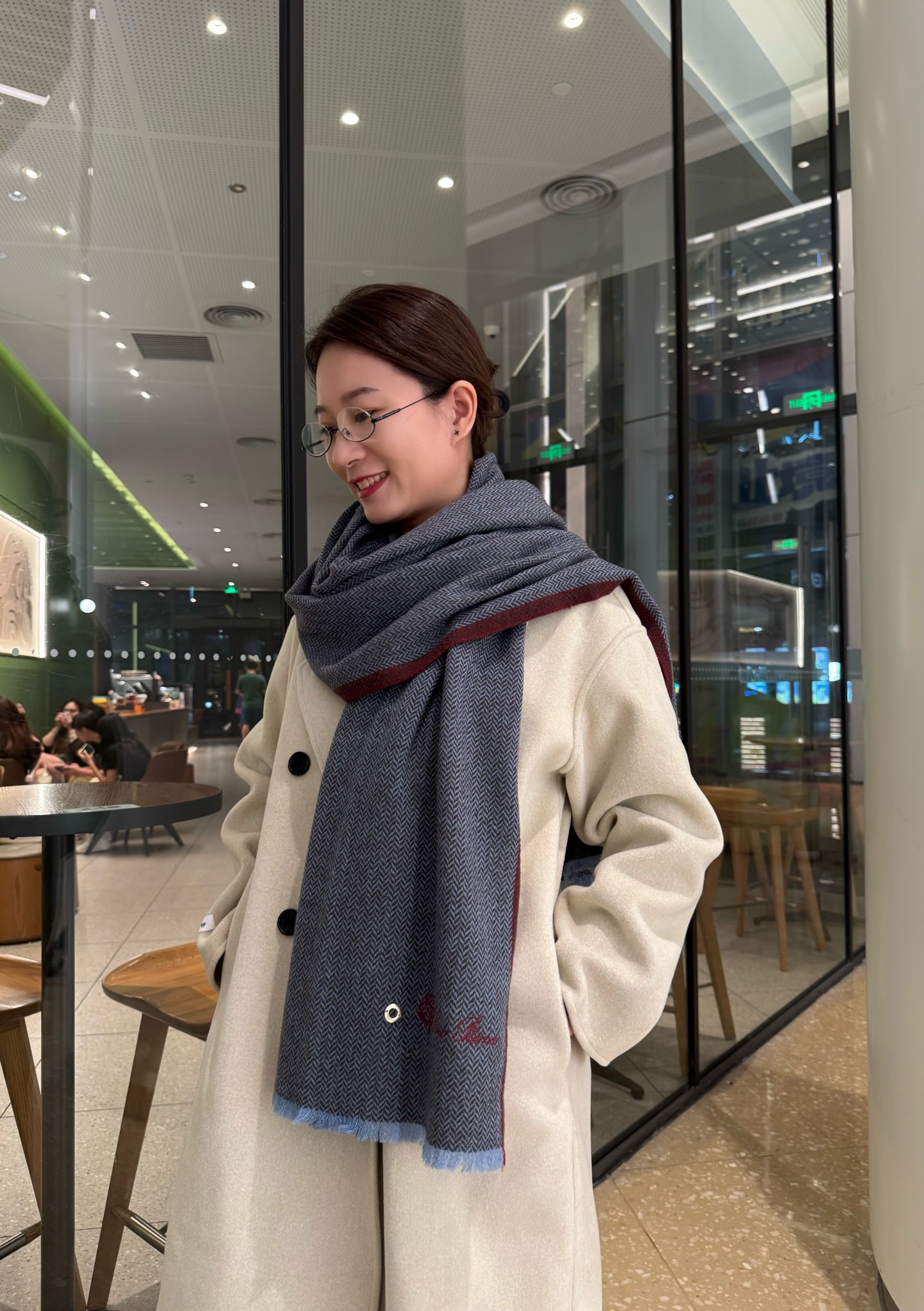 NO:581452,Loro Piana ·  Nuoyou Panya [sold simultaneously on the official website, last order of trading company, top quality cashmere scarf and shawl] It is too expensive to give away and keep for yourself. It is a new product, a hot model, the best hard goods from the channel ~ The quantity of the last order exported directly to Italy is very small, the cashmere is supplied by customers, feels soft and waxy, and has been treated with 'trembling' to increase the brightness of the color. LP has always strictly selected the highest quality cashmere as the benchmark. Without comparison, there is no harm.  The world's top cashmere makes the scarf extremely luxurious and adds beauty and functionality. There must be two of each color. No headaches in matching, no regrets for ten thousand years. What is particularly recommended is that this style is a twill color, carefully selected popular colors, the color is bright and high-end, and all colors can be matched with each other in the whole family. 60*200cm, Albas cashmere high version scarf, high version scarf, loro  piana,loro piana,shawls19860909Loro Piana · 诺悠翩雅【官网同步发售,贸易公司尾单,极品山羊绒围巾披肩】送人自留都太高大上了重磅上新,爆款爆款,渠道极品硬货～出口意大利直供专柜尾单到手数量极少,客供面料羊绒,手感软糯,经“颤栗”处理,增加了色彩的鲜艳度LP一直以严格选用最高品质的羊绒为基准,没有对比就没有伤害,世界最顶级羊绒,让围巾奢华到不行,更是增加了美感和功能性,每色必留两条,搭配不头疼,不留后悔一万年,特别值得推荐的是,此款是斜纹色系,精挑细选的流行配色,色彩感鲜明又高级的感觉全家哪个颜色都可以互相搭配60*200cm,阿尔巴斯山羊绒高版本围巾,高版本围巾,loro piana,loro piana,shawls,scarf