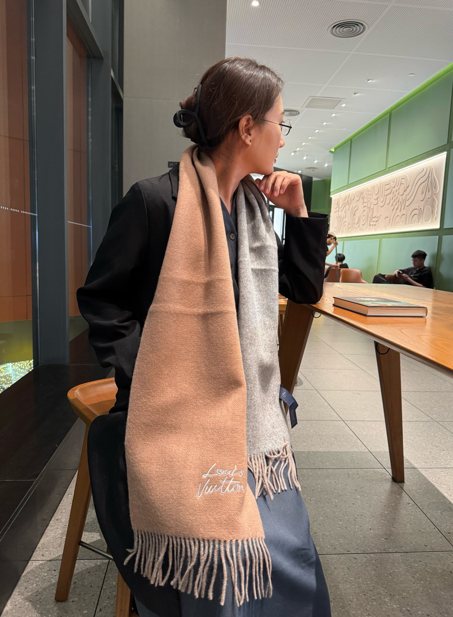 NO:574875,New!  LV  Rare and gentle color matching, low-key yet elegant] Highly recommended are double-sided color matching, one scarf with two styles, high-end, comfortable and fashionable temperament, niche, but full of big-name style, Super Amway LV, this heart-touching soft scarf, is extremely simple  The simple color is matched with the eye-catching color matching logo, which is the finishing touch without losing the beauty. It is the pursuit of successful people. The color is absolute and has a unique fairy spirit. It is definitely the best choice for couples. The color is elegant, not enchanting and the material is very soft. Specifications: 30  x 180cm high version scarf, high version scarf, louis vuitton19860909上新！LV 难得一见的温柔配色,低调又不失优雅】重点推荐双面配色,一条围巾两种风格搭配,高级舒适时髦气质,名小众,却大牌范十足,超级安利LV这款触动内心的柔美围巾,极其简单的颜色搭配抢眼的拼色logo,点睛之笔确又不失美感,成功人士的追求,色彩绝对,有点独有的仙气,绝对的情侣款不二之选,颜色淡雅,不妖娆非常柔软的羊绒材质规格30 x 180cm高版本围巾,高版本围巾,louis vuitton,scarf