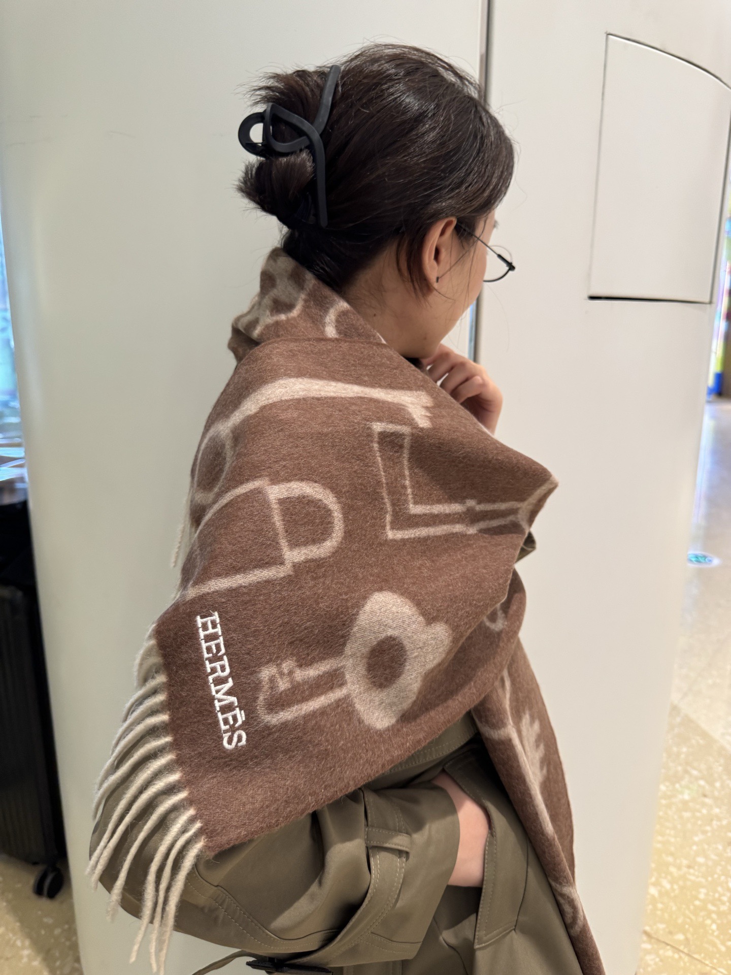 NO:581461,Hermes · Hermès highly recommends. The wool material is very warm, soft and skin-friendly, does not tie the neck, classic double-sided design, one scarf, two styles for boys and girls, size 35*180cm is full of love for high version scarf, high version scarf, hermes, hermes19860909Hermes · 爱马仕重磅推荐 羊毛材质非常保暖 柔软亲肤,不扎脖经典双面设计,一条围巾两种风格男孩女孩通用,size35*180cm满满的爱高版本围巾,高版本围巾,hermes,hermes,scarf