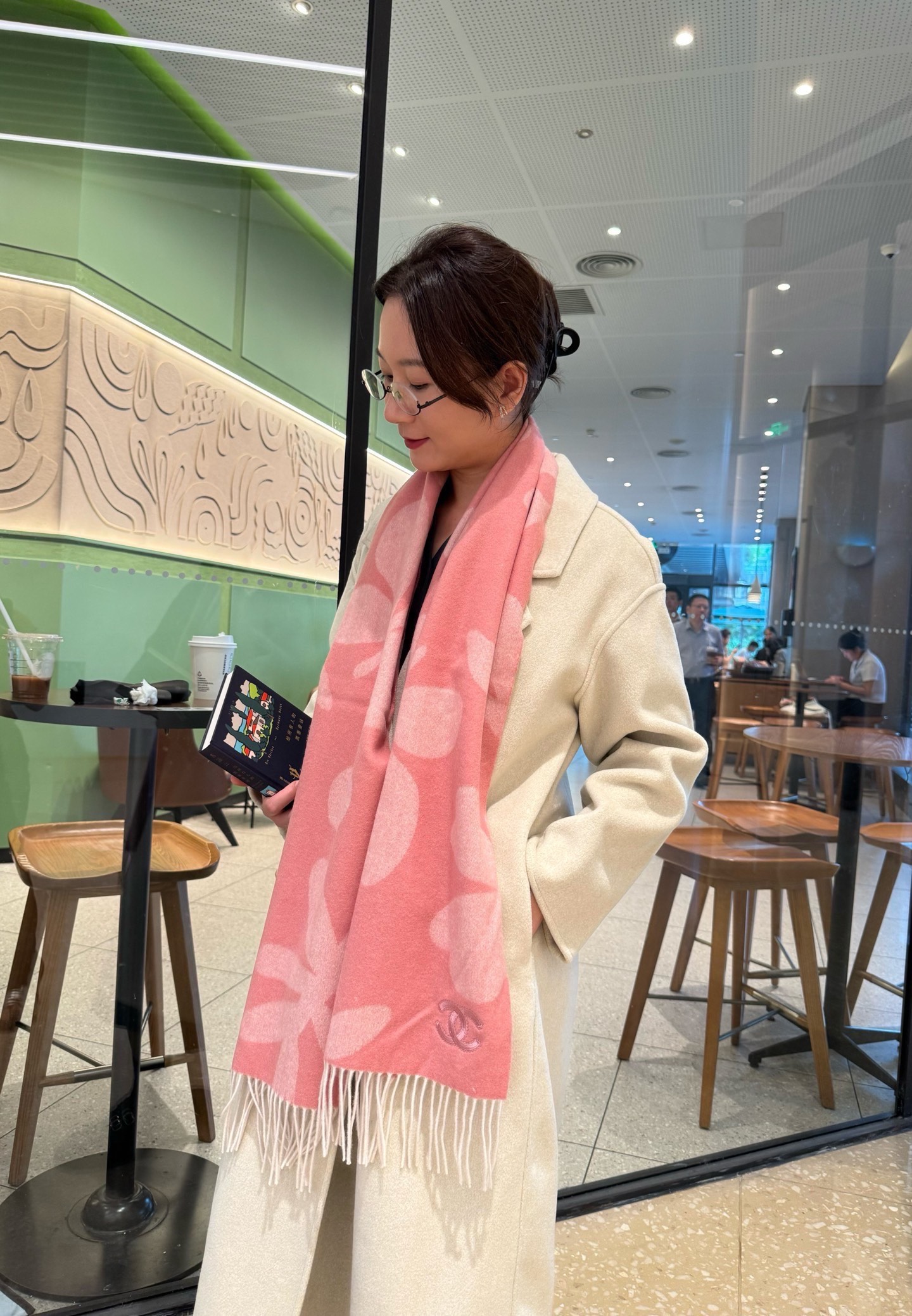 NO:581470,New!  Chanel  .Rare and gentle color matching, low-key yet elegant] Highly recommended is the double-sided color matching, a scarf with two styles, high-end, comfortable and fashionable temperament, niche, but full of big-name style, Super Amway loewe this soft scarf that touches the heart, extremely  Its simple color and eye-catching color-changing logo are the finishing touch without losing the beauty. It is the pursuit of successful people. The color is absolute and has a unique fairy spirit. It is definitely the best choice for couples. The color is elegant, not enchanting and the material is very soft. Specifications: 30  x 180cm high version scarf, high version scarf, chanel, loewe19860909上新！香奈儿 .难得一见的温柔配色,低调又不失优雅】重点推荐双面配色,一条围巾两种风格搭配,高级舒适时髦气质,名小众,却大牌范十足,超级安利loewe这款触动内心的柔美围巾,极其简单的颜色搭配抢眼的变色logo,点睛之笔确又不失美感,成功人士的追求,色彩绝对,有点独有的仙气,绝对的情侣款不二之选,颜色淡雅,不妖娆非常柔软的羊绒材质规格30 x 180cm高版本围巾,高版本围巾,chanel,loewe,scarf