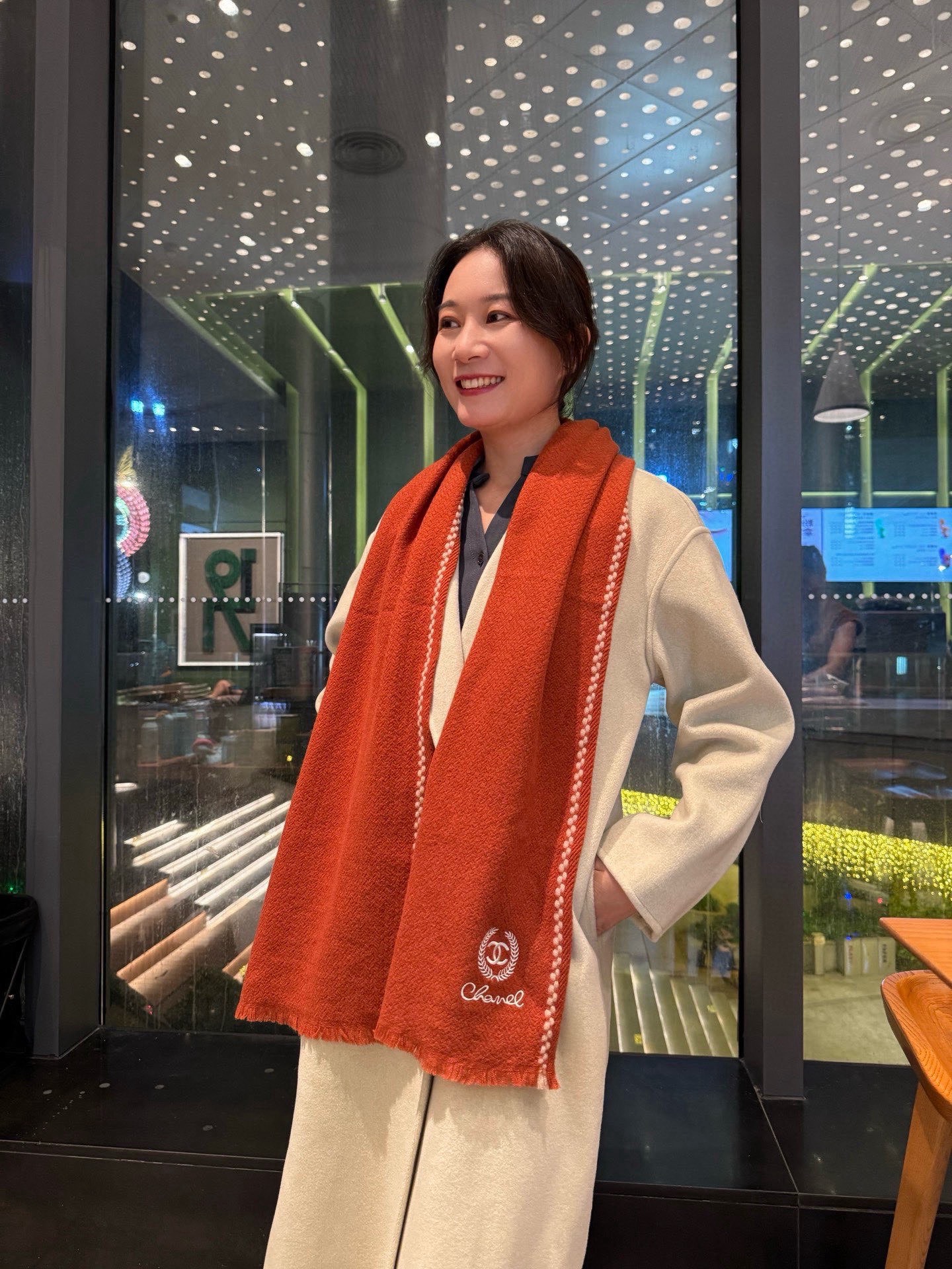 NO:581454,Chanel Chanel 2025 series products are exclusively for VIP products. The top-quality imported Scottish cashmere texture makes the scarf elastic, soft and skin-friendly. It is extremely noble and elegant. Intellectual style. Simple and elegant design. It is definitely not a flashy style. It is definitely the first choice accessories for taste life. A must-have for those who know the goods. A must-have for casual style matching!  [Color][Color][Color] Laymen please avoid Size: 38*185 cashmere high version scarf, high version scarf, chanel, chanel19860909Chanel香奈儿2025系列货 专供vip产品 顶级苏格兰进口羊绒纹路织法使围巾赋有弹性且柔软亲肤  无比的高贵优雅 知性的款式 简洁大气的设计 绝对的不是花里胡哨的款式绝对的品味生活的首选搭配饰品 识货者必入.休闲风格搭配必备哦！[色][色][色]外行请绕道 Size:38*185羊绒高版本围巾,高版本围巾,chanel,chanel,scarf