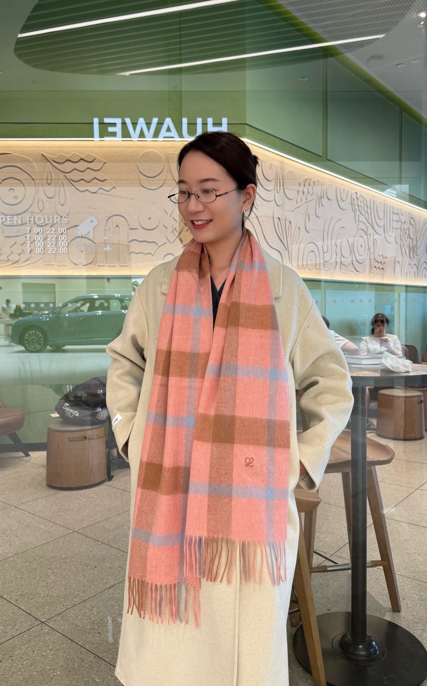 NO:581456,New!  loewe. Luo Yiwei. Rare and gentle color matching, low-key yet elegant] Highly recommended, high-end, comfortable and fashionable temperament, niche, but full of big-name style, super Amway loewe, this soft scarf that touches the heart, color-block embroidered logo, extremely simple color combination is eye-catching, the finishing touch is indeed beautiful, the color is absolute, the light water ripples are a bit unique, the color is elegant, not enchanting, very soft cashmere material specification 35x  180cm high version scarf, high version scarf, loewe, loewe19860909上新！loewe.罗意威 .难得一见的温柔配色,低调又不失优雅】重点推荐高级舒适时髦气质,名小众,却大牌范十足,超级安利loewe这款触动内心的柔美围巾,拼色刺绣logo极其简单的颜色搭配抢眼,点睛之笔确又不失美感,色彩绝对,淡淡的水波纹有点独有的仙气,颜色淡雅,不妖娆非常柔软的羊绒材质规格35x 180cm高版本围巾,高版本围巾,loewe,loewe,scarf