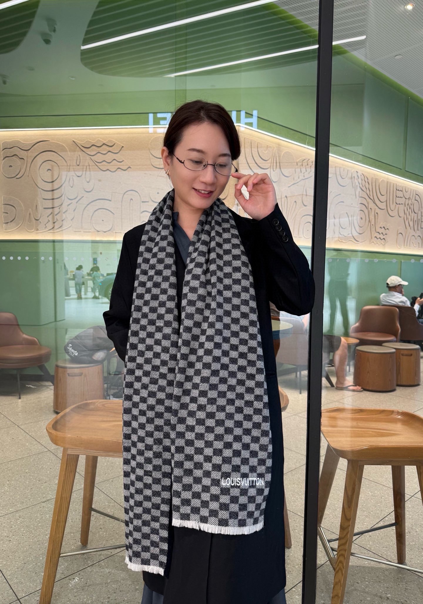 NO:574593,Lv cashmere scarf is a big new release, a hot model, the best hard goods in the channel ~ The last order of the direct supply counter in Italy is very small, the customer-supplied cashmere fabric has a soft and waxy feel, and has been treated with 'trembling' to increase the brightness of the color. It has always been based on the strict selection of the highest quality cashmere. Without comparison, there is no harm. The world's top cashmere makes the scarf extremely luxurious.  It also increases the beauty and functionality. You must keep two of each color. No headaches when matching, no regrets for ten thousand years. What is particularly recommended is that this style is a twill color, carefully selected popular colors, the color is bright and high-end, and the whole family can match any color. 45*200cm, Albas cashmere high version scarf, high version scarf, louis  vuitton19860909Lv羊绒围巾送给重磅上新,爆款爆款,渠道极品硬货～出口意大利直供专柜尾单到手数量极少,客供面料羊绒,手感软糯,经“颤栗”处理,增加了色彩的鲜艳度一直以严格选用最高品质的羊绒为基准,没有对比就没有伤害,世界最顶级羊绒,让围巾奢华到不行,更是增加了美感和功能性,每色必留两条,搭配不头疼,不留后悔一万年,特别值得推荐的是,此款是斜纹色系,精挑细选的流行配色,色彩感鲜明又高级的感觉全家哪个颜色都可以互相搭配45*200cm,阿尔巴斯山羊绒高版本围巾,高版本围巾,louis vuitton,scarf