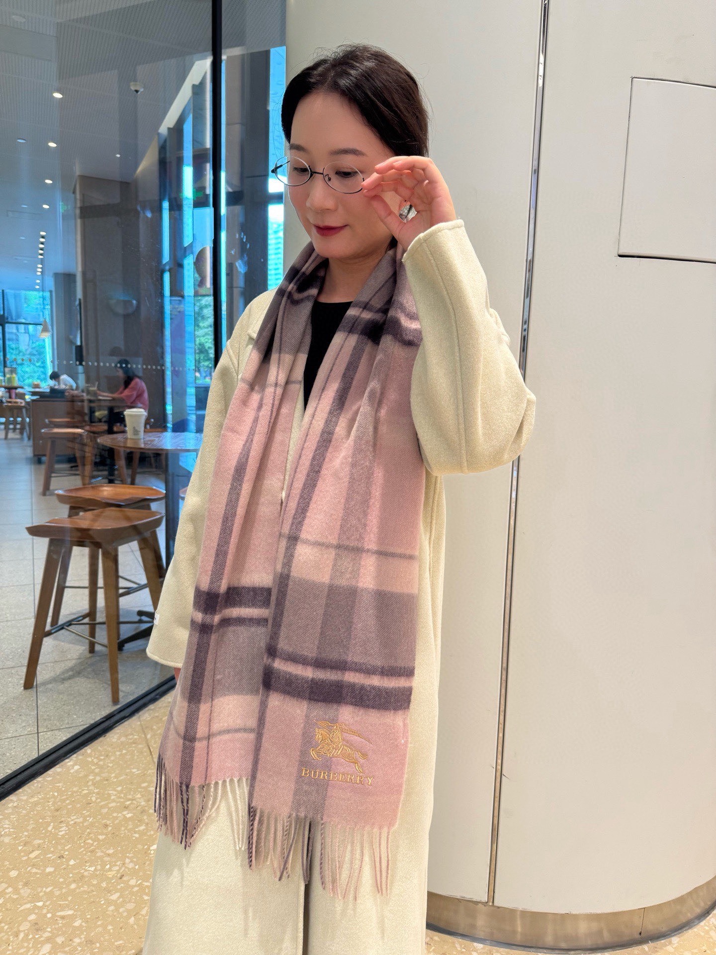 NO:574843,Burberry · Burberry cashmere scarf is crazy beautiful, so stylish and charming, a very elegant and fashionable autumn and winter item!  I really like it, the very classic couple design feels really great on the upper body and looks great no matter how you wear it!  !  This style is really worth buying with your eyes closed, and it can be easily worn by any age group!  !  !  30*200cm high version scarf, high version scarf, burberry, burberry19860909Burberry · 巴宝莉羊绒围巾好看的要疯掉了,太有型太有魅力了非常斯文时尚的秋冬单品！真的很喜欢,非常Classical的情侣设计手感真的绝了上身效果真的随便怎么围都好看！！这种款式真的闭着眼买,任何年龄层都轻松驾驭！！！30*200cm高版本围巾,高版本围巾,burberry,burberry,scarf