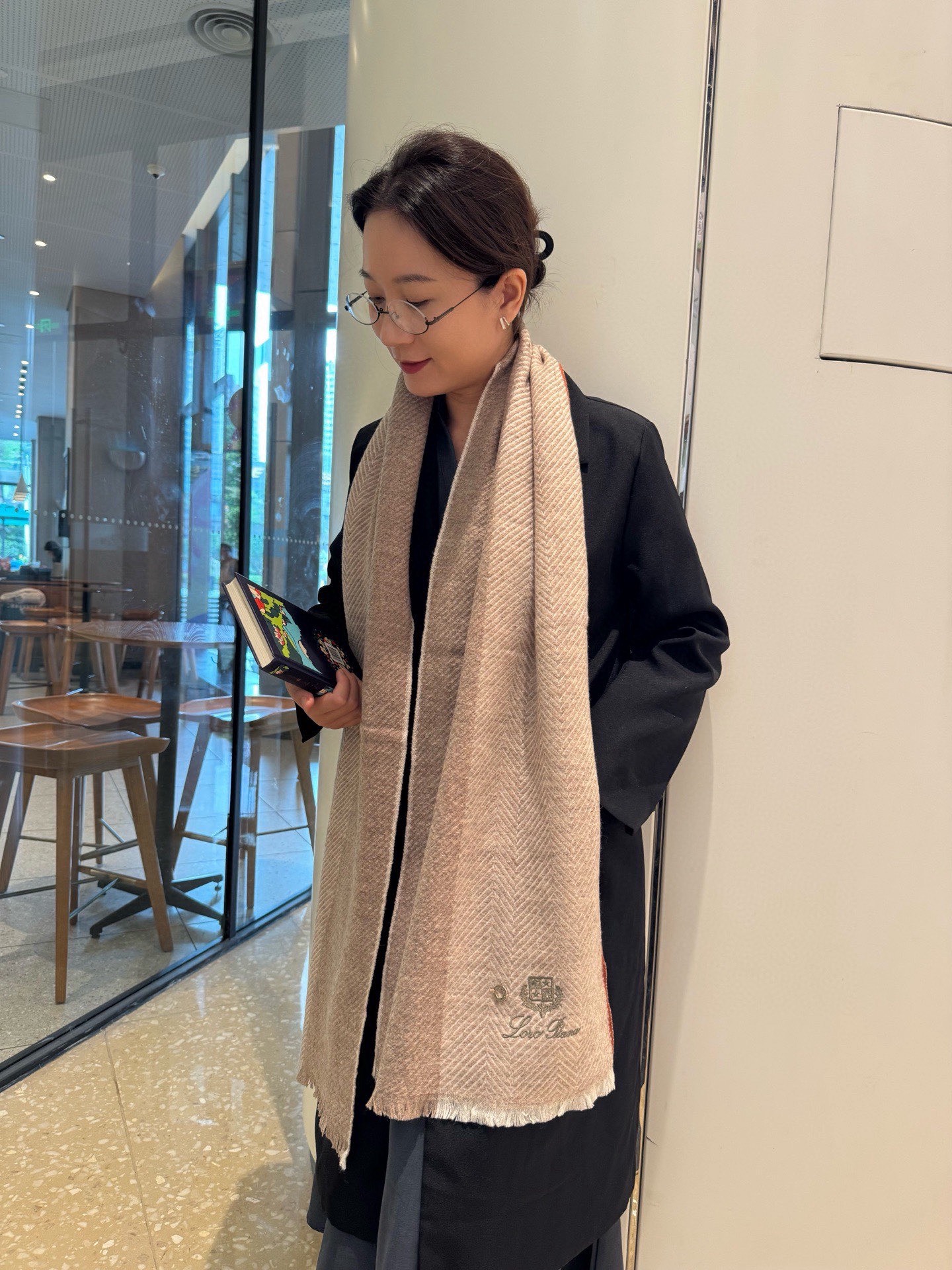 NO:581455,Loro Piana ·  Nuoyou Panya. Cashmere scarf is a new release, a hot model, the best hard goods in the channel ~ The last order for export to Italian direct supply counters is very small, the customer-supplied cashmere has a soft and waxy feel, and has been treated with 'trembling' to increase the brightness of the color. It has always been based on the strict selection of the highest quality cashmere. Without comparison, there is no harm. The world's top cashmere makes the scarf extremely luxurious.  OK, it increases the beauty and functionality. You must keep two of each color. No headaches when matching, no regrets for ten thousand years. What is particularly recommended is that this style is a twill color, carefully selected popular colors, the color is bright and high-end, and the whole family can match any color. 45*200cm, Albas cashmere high version scarf, high version scarf, loro  piana19860909Loro Piana · 诺悠翩雅.羊绒围巾送给重磅上新,爆款爆款,渠道极品硬货～出口意大利直供专柜尾单到手数量极少,客供面料羊绒,手感软糯,经“颤栗”处理,增加了色彩的鲜艳度一直以严格选用最高品质的羊绒为基准,没有对比就没有伤害,世界最顶级羊绒,让围巾奢华到不行,更是增加了美感和功能性,每色必留两条,搭配不头疼,不留后悔一万年,特别值得推荐的是,此款是斜纹色系,精挑细选的流行配色,色彩感鲜明又高级的感觉全家哪个颜色都可以互相搭配45*200cm,阿尔巴斯山羊绒高版本围巾,高版本围巾,loro piana,scarf