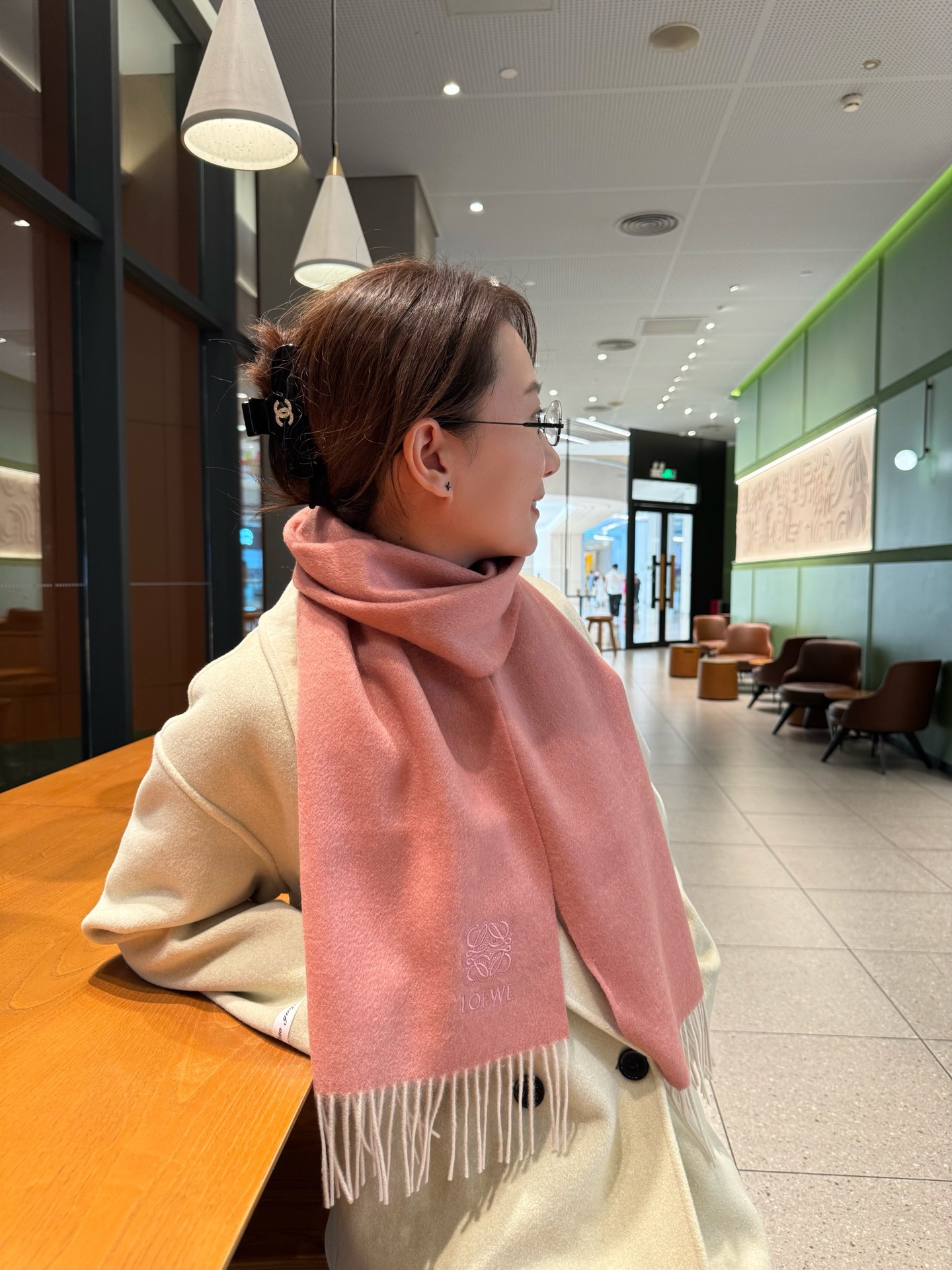 NO:581599,Loewe · Luo Yiwei's rare gentle color matching, low-key yet elegant. High-end, comfortable and fashionable temperament is highly recommended. It is niche but full of big-name style. Super Amway. Loewe's soft scarf that touches the heart. The extremely simple color and exquisite embroidered logo are the finishing touch without losing the beauty. It is the pursuit of successful people. The color is absolute and has a unique fairy spirit. It is definitely the best choice for couples. The color is elegant and not enchanting. Specifications: 35x  180cm high version scarf, high version scarf, loewe, loewe19860909Loewe · 罗意威难得一见的温柔配色,低调又不失优雅 重点推荐高级舒适时髦气质,名小众,却大牌范十足,超级安利loewe这款触动内心的柔美围巾,极其简单的颜色搭配精致刺绣logo,点睛之笔确又不失美感,成功人士的追求,色彩绝对,有点独有的仙气,绝对的情侣款不二之选,颜色淡雅,不妖娆规格35x 180cm高版本围巾,高版本围巾,loewe,loewe,scarf