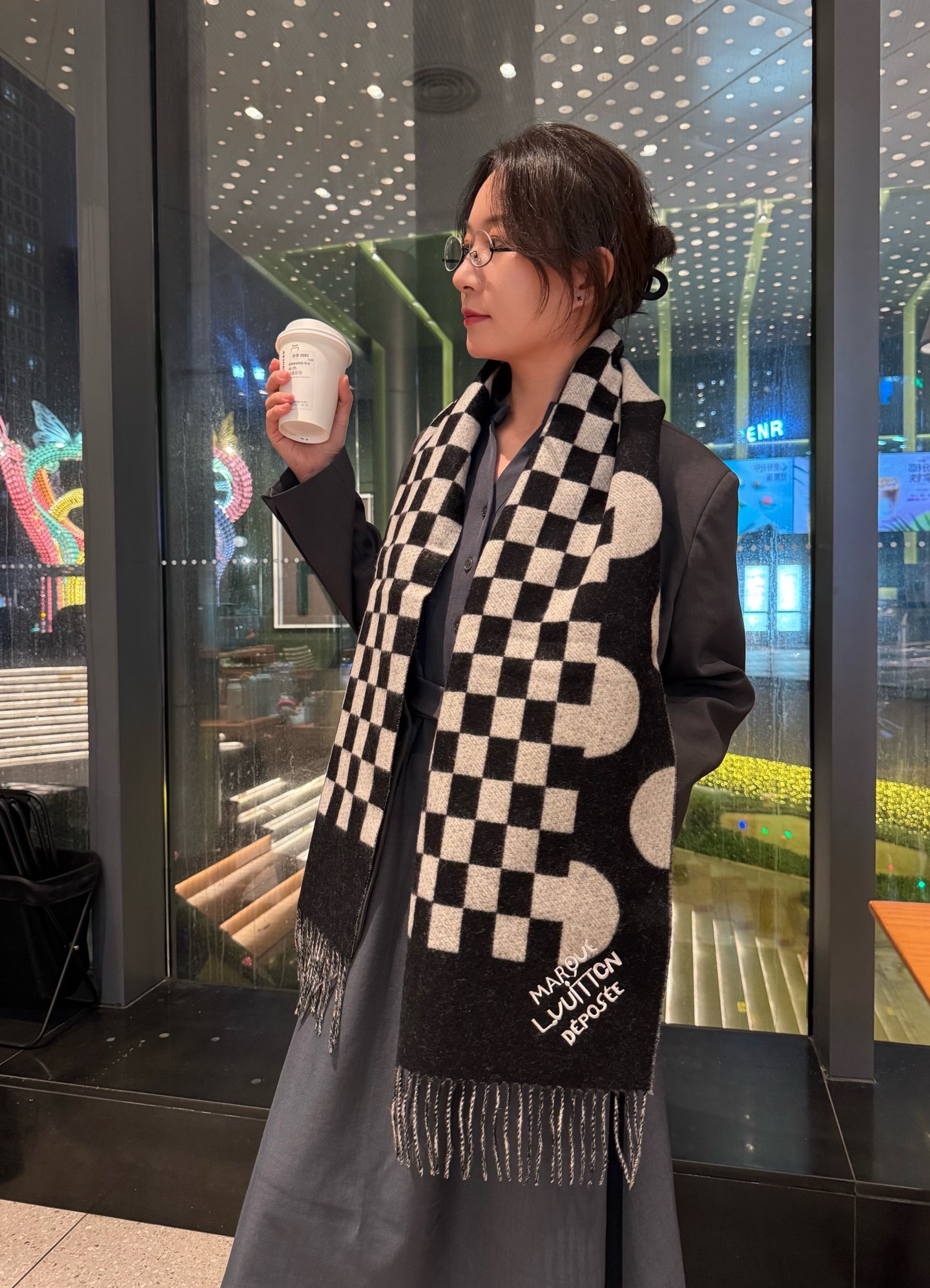 NO:581583,The LV scarf is so beautiful that it’s so stylish and charming. It’s a very elegant and fashionable autumn and winter item!  I really like it, it’s a very classic men’s design. The men’s items are small but refined, and the feel is really amazing. The effect on the upper body is really good, no matter how you wear it, it looks good!  !  This style is really worth buying with your eyes closed, and it can be easily worn by any age group!  !  !  30*180cm high version scarf, high version scarf, louis vuitton19860909LV围巾好看的要疯掉了,太有型太有魅力了非常斯文时尚的秋冬单品！真的很喜欢,非常Classical的男款设计.男人的东西少而精手感真的绝了上身效果真的随便怎么围都好看！！这种款式真的闭着眼买,任何年龄层都轻松驾驭！！！30*180cm高版本围巾,高版本围巾,louis vuitton,scarf