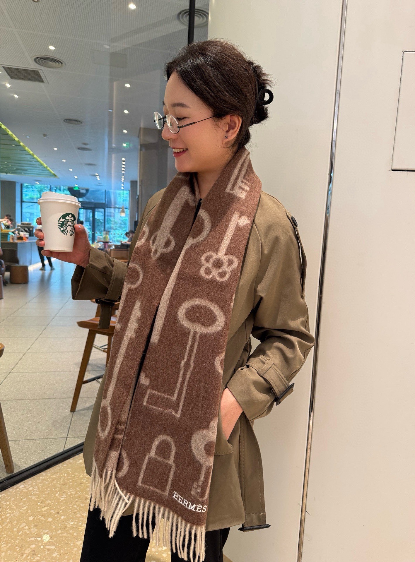NO:574648,Hermes · Hermès highly recommends. The wool material is very warm, soft and skin-friendly, does not tie the neck, classic double-sided design, one scarf, two styles for boys and girls, size 35*180cm is full of love for high version scarf, high version scarf, hermes, hermes19860909Hermes · 爱马仕重磅推荐 羊毛材质非常保暖 柔软亲肤,不扎脖经典双面设计,一条围巾两种风格男孩女孩通用,size35*180cm满满的爱高版本围巾,高版本围巾,hermes,hermes,scarf