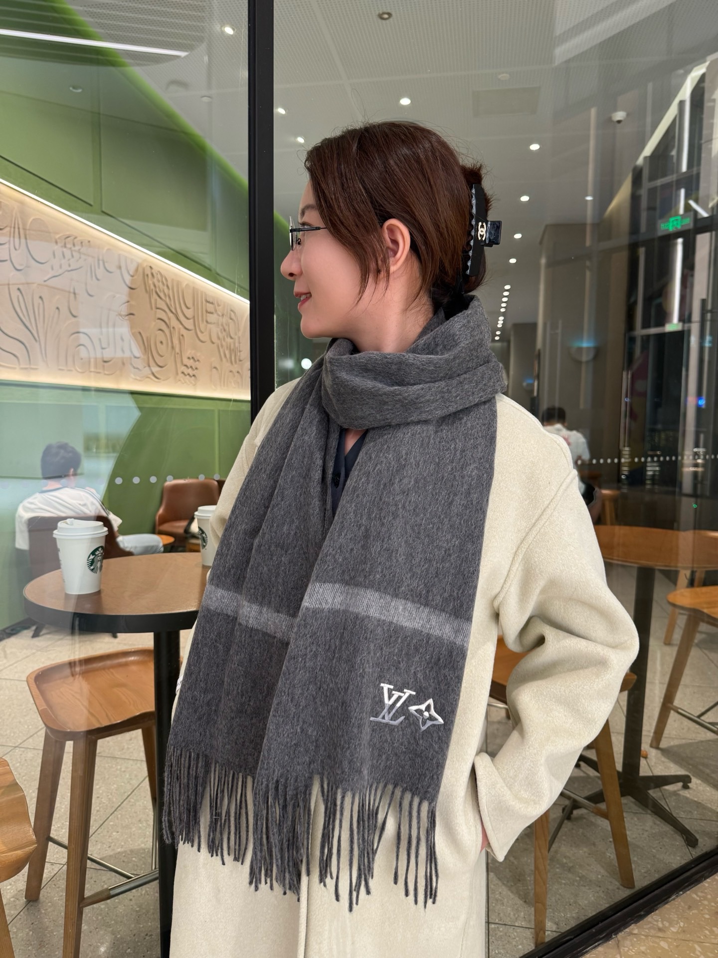 NO:574664,LV gradient LoGo cashmere scarf for couples!  Foreign trade company final order!  Thumbs up and keep it for yourself, a rare high-end product!  Family benefits!  A very genuine scarf ~ I love the fabric, it is very soft, delicate and comfortable, with slight water ripples!  The small logo is very delicate embellishment, simple and elegant, with texture and not ostentatious ~ The bulk goods were shipped and shipped a few months ago ~ There is a little left over in the last order to benefit everyone ~ Classic 35cm wide cashmere scarf!  Unisex style, specification: 35*180 (total length including tassels: 180cm), suitable for formal wear or casual wear. It can be folded in half and hung in a circle or wrapped in a circle. It is stylish for a gentleman and has a warm demeanor!  high version scarf,high version scarf,louis vuitton19860909LV渐变LoGo羊绒围巾情侣款！外贸公司尾单！怒赞自留,难得的高端货！家属福利！非常正的围巾~面料大爱,非常柔软细腻舒服,轻度水波纹！小小Logo非常精致的点缀,大气简约 有质感不张扬~大货几个月前已装船发走~尾单余一丢丢福利大家~经典35cm宽羊绒围巾！男女通用款式,规格35*180（含穗子总长180cm）,搭配正装或者搭配休闲装都很合适~对折挂围或者绕圈围都完全可以,绅士有型~有温度的风度！高版本围巾,高版本围巾,louis vuitton,scarf