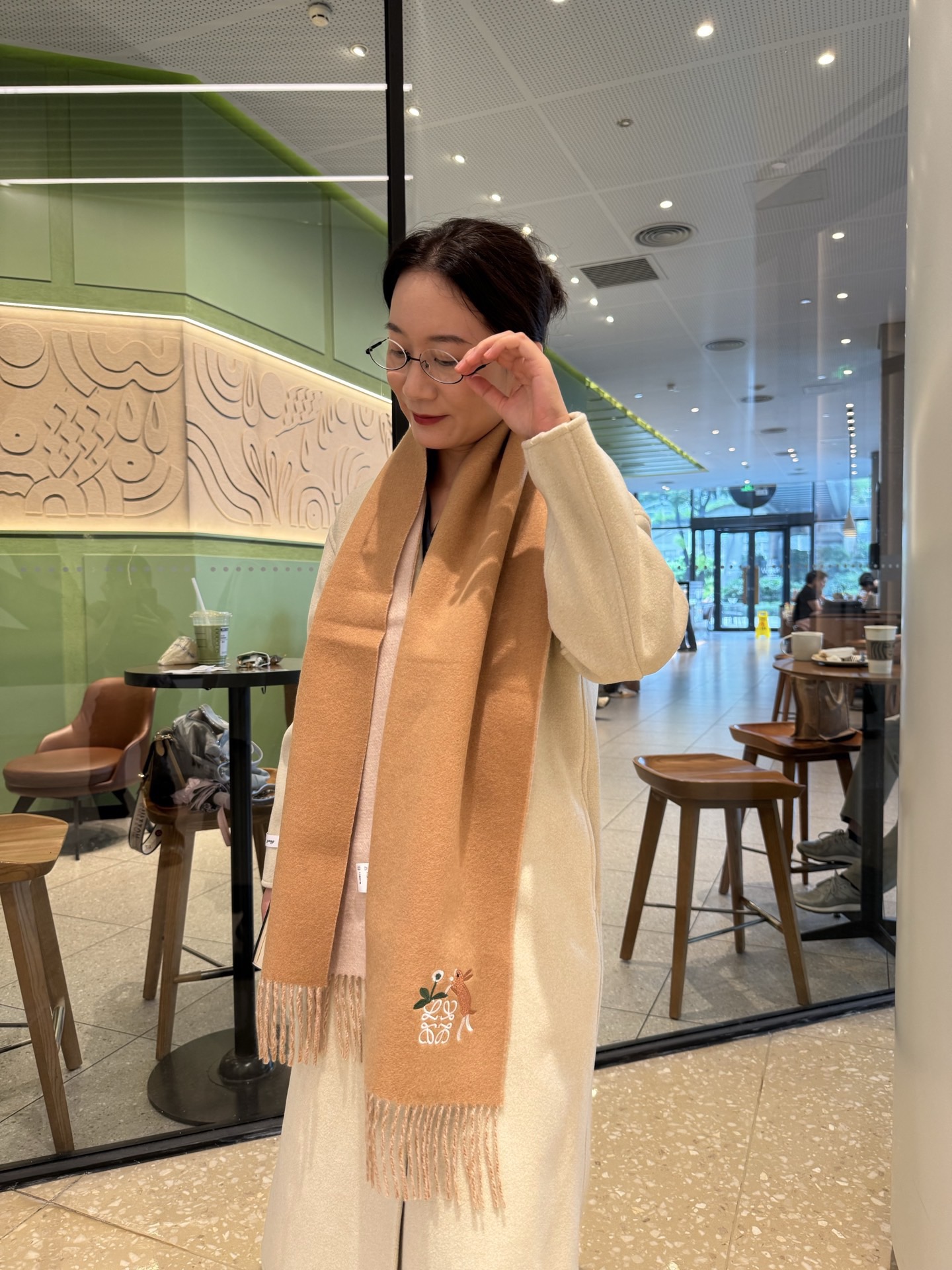 NO:574671,Loewe · Loewe's rare gentle color matching, low-key yet elegant  Highly recommended cashmere double-sided color matching, one scarf with two styles, high-end, comfortable and fashionable temperament, niche, but full of big-name style, super Amway loewe this soft scarf that touches the heart, extremely simple color with eye-catching color-changing logo, the finishing touch without losing the beauty, the pursuit of successful people, the color is absolute, a bit unique fairy spirit, the absolute choice for couples, the color is elegant, not enchanting Specification 35x  180cm high version scarf, high version scarf, loewe, loewe19860909Loewe · 罗意威难得一见的温柔配色,低调又不失优雅 重点推荐羊绒双面配色,一条围巾两种风格搭配,高级舒适时髦气质,名小众,却大牌范十足,超级安利loewe这款触动内心的柔美围巾,极其简单的颜色搭配抢眼的变色logo,点睛之笔确又不失美感,成功人士的追求,色彩绝对,有点独有的仙气,绝对的情侣款不二之选,颜色淡雅,不妖娆规格35x 180cm高版本围巾,高版本围巾,loewe,loewe,scarf