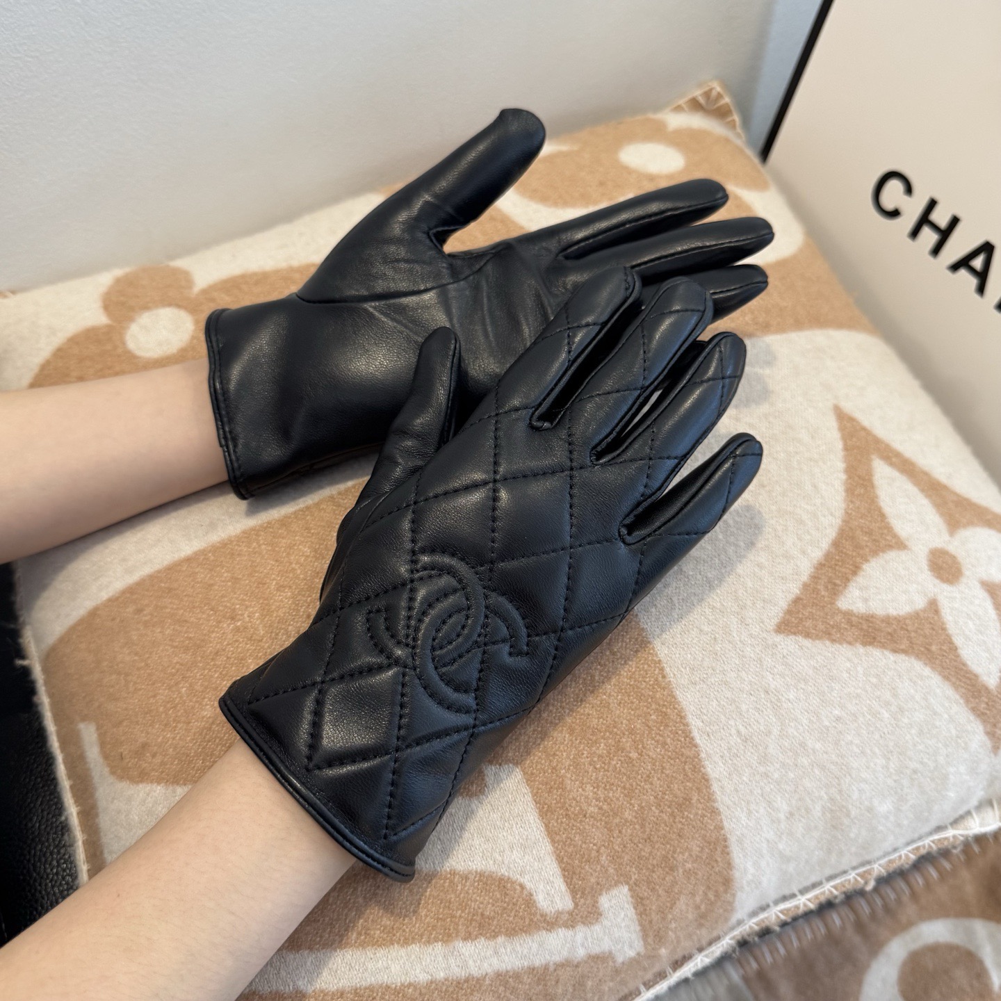 NO:584111,Batch of 2025 new first large-edge touch-screen women's gloves CHANEL Chanel [original quality] official website synchronized women's new high-end sheepskin gloves, the goddess's first choice. Don't miss 100% imported sheepskin. The leather is fine and soft. Pay attention to the imported sheepskin with a special feel and cashmere lining for better warmth. Top-notch workmanship. No detail is spared. Authentic open version. One-to-one size at the counter. M L gloves, gloves, chanel, chanel, sheepskin, gloves.19860909批 2025新款首发大棱格触屏女款手套CHANEL香奈儿【原单品质】官网同步女士新款高档羊皮手套女神首选 不可错过百分百选用进口羊皮 皮质细腻柔软 认准进口羊皮特有手感羊绒内里保暖更佳 顶级做工任何细节都不放过正品开版 专柜一比一 码数Ｍ L手套,手套,chanel,chanel,sheepskin,gloves,accessory