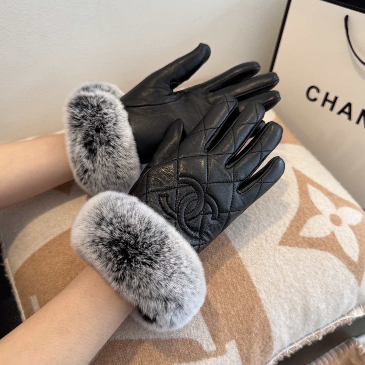 NO:584106,Batch Chanel 2025 Autumn and Winter Double C Lazy Rabbit Sheepskin Gloves Mobile Phone Touch Screen, Worth Comparing Different Quality of the Same Model, Instantly Killing Poor Products in the Market, Imported First-Class Sheepskin Lazy Rabbit Fur Lined with Velvet, Classic and Timeless. If you like it, you can buy it, this quality can be used next year after using it this year [Happy][Happy][Happy] Size ML gloves, gloves, chanel, chanel, sheepskin, gloves19860909批 Chanel 香奈儿2025秋冬双C懒兔毛羊皮手套手机触屏,值得对比同款不同品质,秒杀市场差产品,进口一级羊皮懒兔毛内里加绒 经典不过时款.喜欢可以入手了,这种品质的今年用了明年还能用 [愉快][愉快][愉快]码数ML手套,手套,chanel,chanel,sheepskin,gloves,accessory