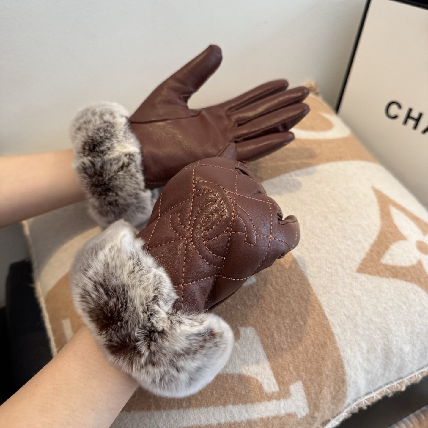 NO:584162,Batch Chanel 2025 Autumn and Winter Lazy Rabbit Fur Length Sheepskin Gloves. It is worth comparing the same style with different qualities. It can quickly kill the poor products in the market. Imported first-grade sheepskin lazy rabbit fur is lined with velvet. It is a classic and timeless style. If you like it, you can buy it. This kind of quality can be used this year and next year. [Happy][Happy][Happy] Comes with the box size ML gloves, gloves, chanel, chanel, sheepskin, gloves19860909批 Chanel 香奈儿2025秋冬懒兔毛棱格羊皮手套值得对比同款不同品质,秒杀市场差产品,进口一级羊皮懒兔毛内里加绒 经典不过时款.喜欢可以入手了,这种品质的今年用了明年还能用 [愉快][愉快][愉快]配上盒子码数ML手套,手套,chanel,chanel,sheepskin,gloves,accessory