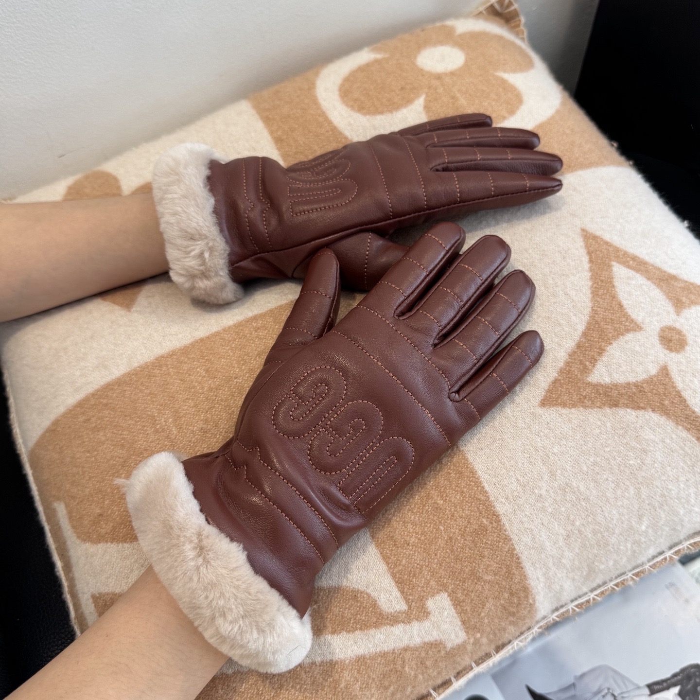 NO:584166,Batch 2025 Autumn and Winter Lazy Rabbit Fur UGG Embroidered Sheepskin Gloves Worth Comparing Different Quality of the Same Style, Killing Poor Products in the Market, Imported First-Class Sheepskin Lazy Rabbit Fur Lined with Velvet, Classic and Timeless. If you like it, you can buy it, this quality can be used next year after using it this year [Happy][Happy][Happy] Comes with the box code ML gloves, gloves, sheepskin, gloves19860909批 2025秋冬懒兔毛UGG刺绣羊皮手套值得对比同款不同品质,秒杀市场差产品,进口一级羊皮懒兔毛内里加绒 经典不过时款.喜欢可以入手了,这种品质的今年用了明年还能用 [愉快][愉快][愉快]配上盒子码数ML手套,手套,sheepskin,gloves,accessory