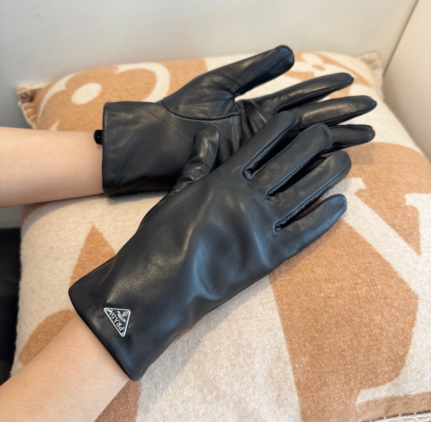 NO:584108,Batch 2025 new exclusive first touch screen gloves Prada flat edge gloves [original quality] official website synchronized with women's new high-end sheepskin gloves, the goddess's first choice. Don't miss 100% imported sheepskin. The leather is fine and soft. Look for the imported sheepskin with a special feel and cashmere lining to keep warm. Goddess Jimei must have top-notch workmanship. No detail is missed. Authentic version. Counter one to one. Comes with box size M L gloves, gloves, prada, sheepskin, gloves.19860909批 2025新款独家首发触屏手套 普拉达平边手套【原单品质】官网同步女士新款高档羊皮手套女神首选 不可错过百分百选用进口羊皮 皮质细腻柔软 认准进口羊皮特有手感羊绒内里保暖更佳 女神集美们们必备顶级做工任何细节都不放过正品开版 专柜一比一 配盒子码数Ｍ L手套,手套,prada,sheepskin,gloves,accessory