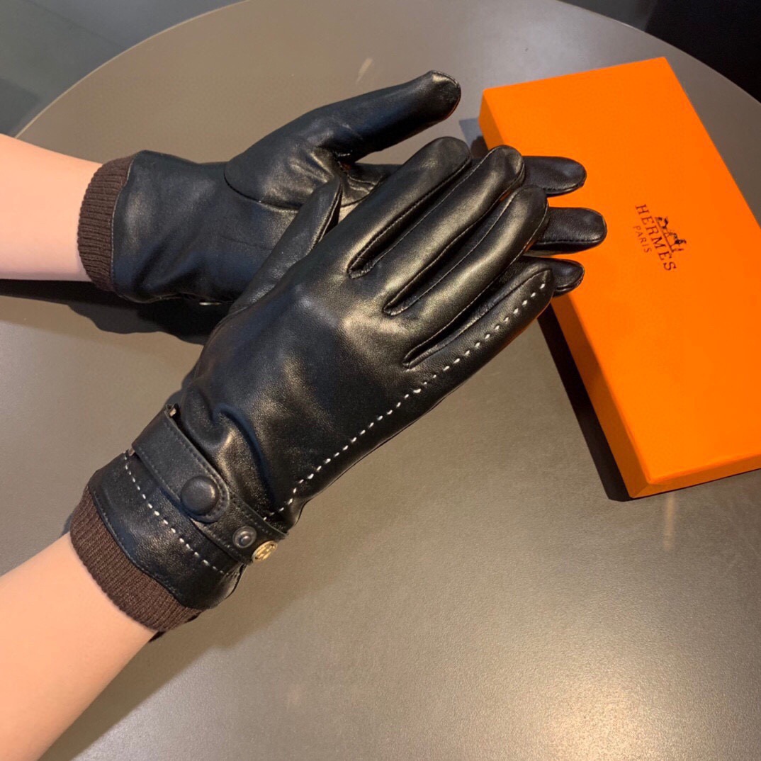 NO:584114,Batch 2025 new exclusive first touch screen gloves. Hermès (original quality) official website synchronizes women's new high-end sheepskin gloves. The first choice for goddess Jimei. It is a must-have and cannot be missed. 100% imported sheepskin is used. The leather is fine and soft. Look for the imported sheepskin with its special feel and cashmere lining to keep warm. It is a must for goddess Jimei. Top-notch workmanship. No details are missed. Authentic open version. Counter one to one. Size M L gloves, gloves, hermes, sheepskin, gloves.19860909批 2025新款独家首发触屏手套 爱马仕（原单品质）官网同步女士新款高档羊皮手套女神集美们首选 必备不可错过百分百选用进口羊皮 皮质细腻柔软 认准进口羊皮特有手感羊绒内里保暖更佳 女神集美们们必备顶级做工任何细节都不放过正品开版 专柜一比一 码数Ｍ L手套,手套,hermes,sheepskin,gloves,accessory