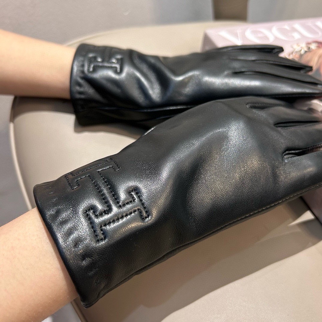 NO:584117,Batch 2025 new exclusive first touch screen gloves. Hermès (original quality) official website synchronizes women's new high-end sheepskin gloves. The first choice of Jimei goddesses. A must-have and not to be missed. 100% imported sheepskin is used. The leather is fine and soft. Look for imported sheepskin with a special feel and cashmere lining to keep warm. A must-have for Jimei goddesses. Top-notch workmanship. No detail is spared. Comes with box. Size M L gloves, gloves, hermes, sheepskin, gloves19860909批 2025新款独家首发触屏手套 爱马仕（原单品质）官网同步女士新款高档羊皮手套女神集美们首选 必备不可错过百分百选用进口羊皮 皮质细腻柔软 认准进口羊皮特有手感羊绒内里保暖更佳 女神集美们们必备顶级做工任何细节都不放过配盒子 码数Ｍ L手套,手套,hermes,sheepskin,gloves,accessory
