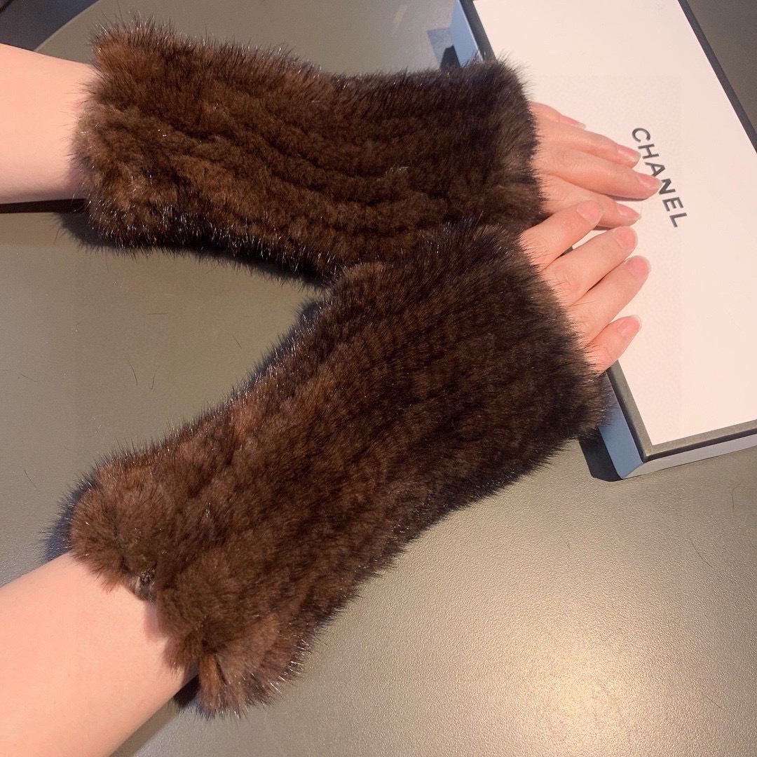 NO:584138,Batch Chanel 2025 Autumn and Winter Mink Fur Fingerless Half-cut Gloves, a must-have item for goddess Jimei. It is worth comparing the same style with different qualities to quickly kill the poor products in the market. The lazy rabbit fur is lined with velvet. It is a classic and timeless style. If you like it, you can buy it. This kind of quality can be used next year after using it this year [Happy] [Happy] [Happy] Comes with one-size-fits-all gloves, gloves, chanel, chanel, gloves19860909批 Chanel 香奈儿2025秋冬水貂毛露指半截手套女神集美们必备单品,值得对比同款不同品质,秒杀市场差产品,懒兔毛内里加绒 经典不过时款.喜欢可以入手了,这种品质的今年用了明年还能用 [愉快][愉快][愉快]配上盒子码数均码手套,手套,chanel,chanel,gloves,accessory