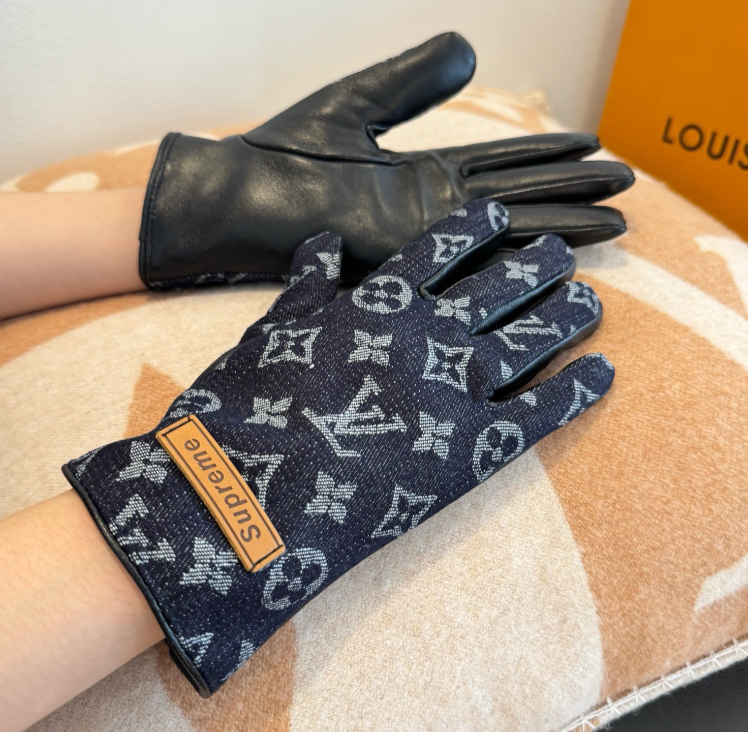 P160
2025🧤LV新品牛仔配皮手套，时尚机车🚗手套，秋冬新品布内里，时尚🌺上手超舒适柔软、百搭！集美女神必备🌹配盒子🎁码数ML👏