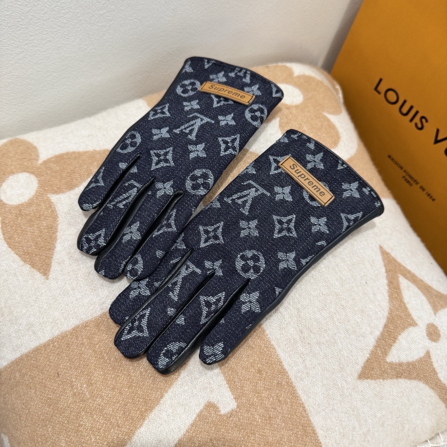 P160
2025🧤LV新品牛仔配皮手套，时尚机车🚗手套，秋冬新品布内里，时尚🌺上手超舒适柔软、百搭！集美女神必备🌹配盒子🎁码数ML👏