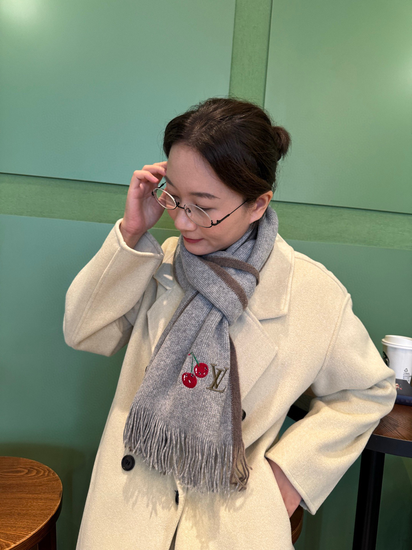 NO:587957,LV new high-end cashmere knitted scarf!  Export last order, supplying top quality cashmere yarn to customers!  This weaving method is more difficult and requires a lot of yarn. The craftsmanship is very difficult!  !  It can be formal or casual, a very classic design for couples. It is definitely a timeless aesthetic item!  This cashmere scarf looks good on any person, and its shape is truly unique!  !  It’s so practical and versatile, there’s actually no superfluous design, and it looks good no matter how you wear it!  It has a drapey feel, is warm and very slimming!  It is suitable for formal wear or casual wear. It can be folded in half or hung in a circle. It has a warm style. Size: 28180 high version scarf, high version scarf, louis vuitton19860909Lv新款 高端羊绒针织围巾！出口尾单,客供顶级羊绒纱线！这款织法比较难,又很费纱线,工艺难度非常大！！可正式,可随意,非常Classical的情侣款设计.绝对是一条审美不过时的单品！随便围都会好看的羊绒围巾,版型真是一绝！！太实用百搭了,其实没有多余的设计,怎么围都好看！有垂坠感,温暖且非常显瘦！搭配正装或者搭配休闲装都很合适~对折挂围或者绕圈围都完全可以,有温度的风度Size:28180高版本围巾,高版本围巾,louis vuitton,scarf