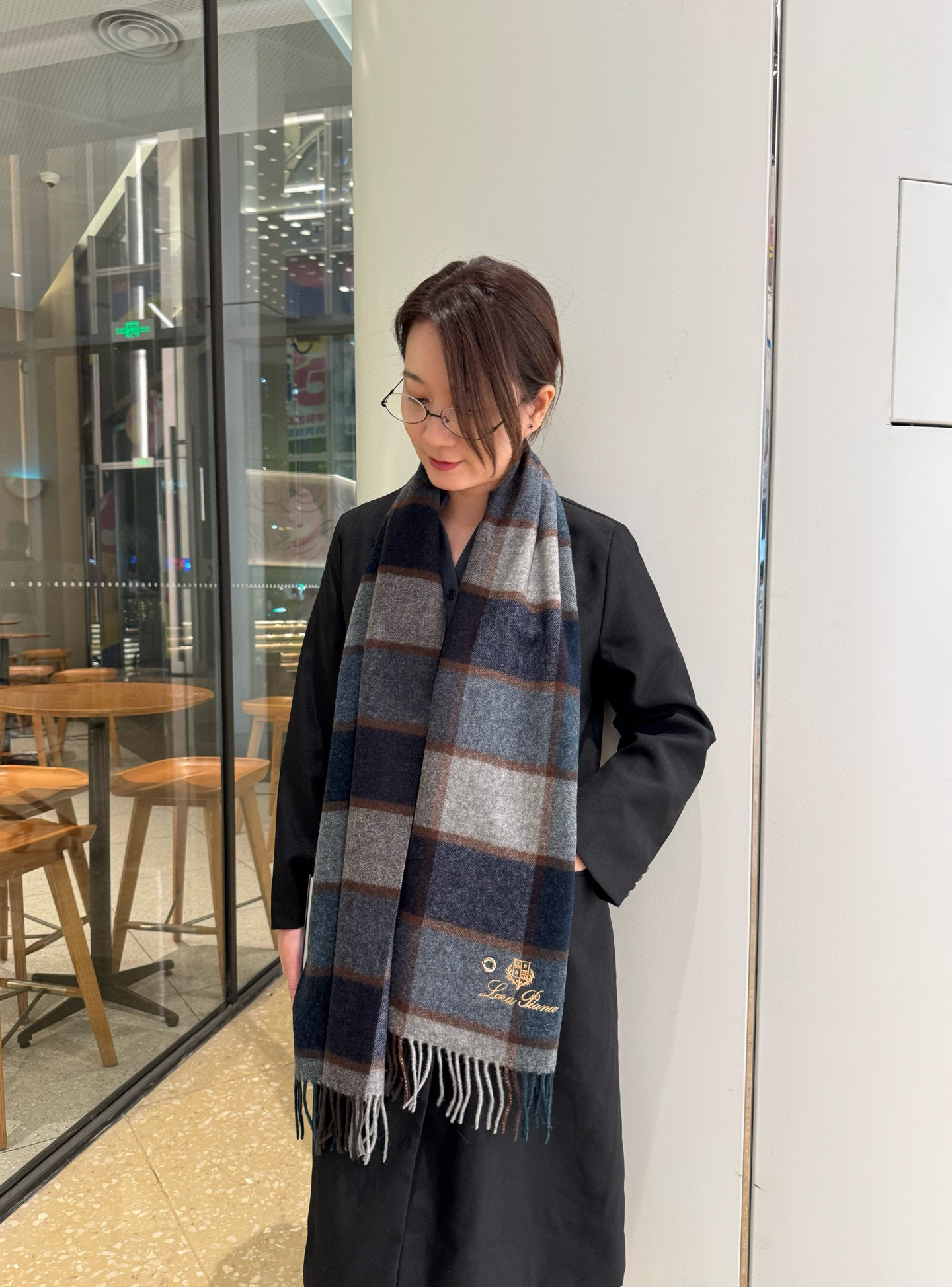 NO:587988,Loro Piana · 诺yo Piana [Family benefits are coming!  !  LP high-end heavy scarf!  】An angry recommendation, excited~!  !  Be sure to get started quickly, we have the same counter, the most high-end couple's model ~ the craftsmanship is difficult, and it is super soft and waxy! Our price is really unbeatable and great value!  Price feedback from my mother ~ I love the fabric, the double-sided cashmere yarn is really clear and clean, and the velvet feel in your hand is really super comfortable!  Very soft, the upper body effect is unparalleled and beautiful. Medium thickness, very close to the neck~ Size specification 30*185cm high version scarf, high version scarf, loro piana, loro piana19860909Loro Piana · 诺悠翩雅【家属福利来了！！LP高端重磅围巾！】怒赞推荐,激动~！！下手绝对要快,同步专柜,最高端的情侣款~工艺难度大,超级无敌软糯!我们这个价格真的无敌超值！亲妈价格回馈~面料大爱,双面的羊绒纱线真的清晰干净,握在手里绒感真的超级无敌舒服！非常柔软,上身效果无敌好看 中等厚度,非常亲脖子的一款~ 尺寸规格30*185cm高版本围巾,高版本围巾,loro piana,loro piana,scarf
